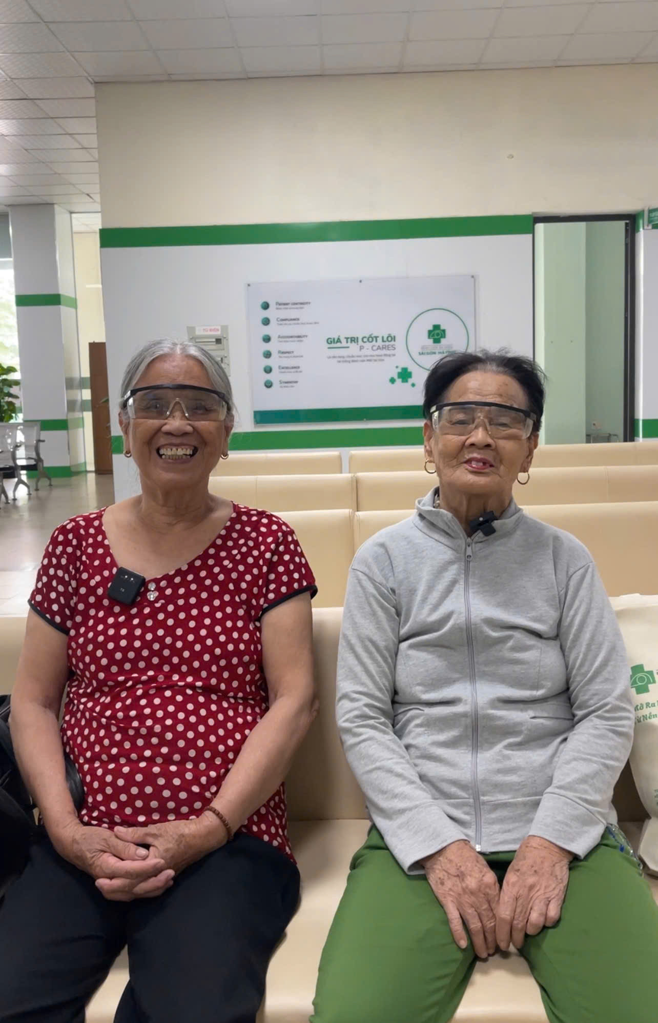 Nụ cười tươi rạng rỡ của 2 Bà sau khi phẫu thuật xong Nụ cười tươi rạng rỡ của 2 Bà sau khi phẫu thuật xong