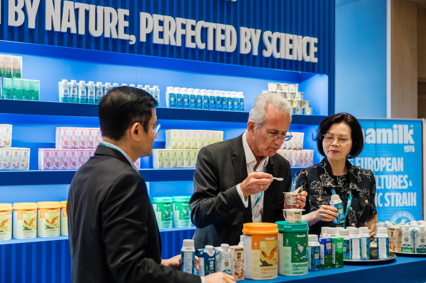 Ông Richard Hall trải nghiệm các sản phẩm sữa được Vinamilk mang đến hội nghị năm nay (Ảnh: An Minh). Ông Richard Hall trải nghiệm các sản phẩm sữa được Vinamilk mang đến hội nghị năm nay (Ảnh: An Minh).