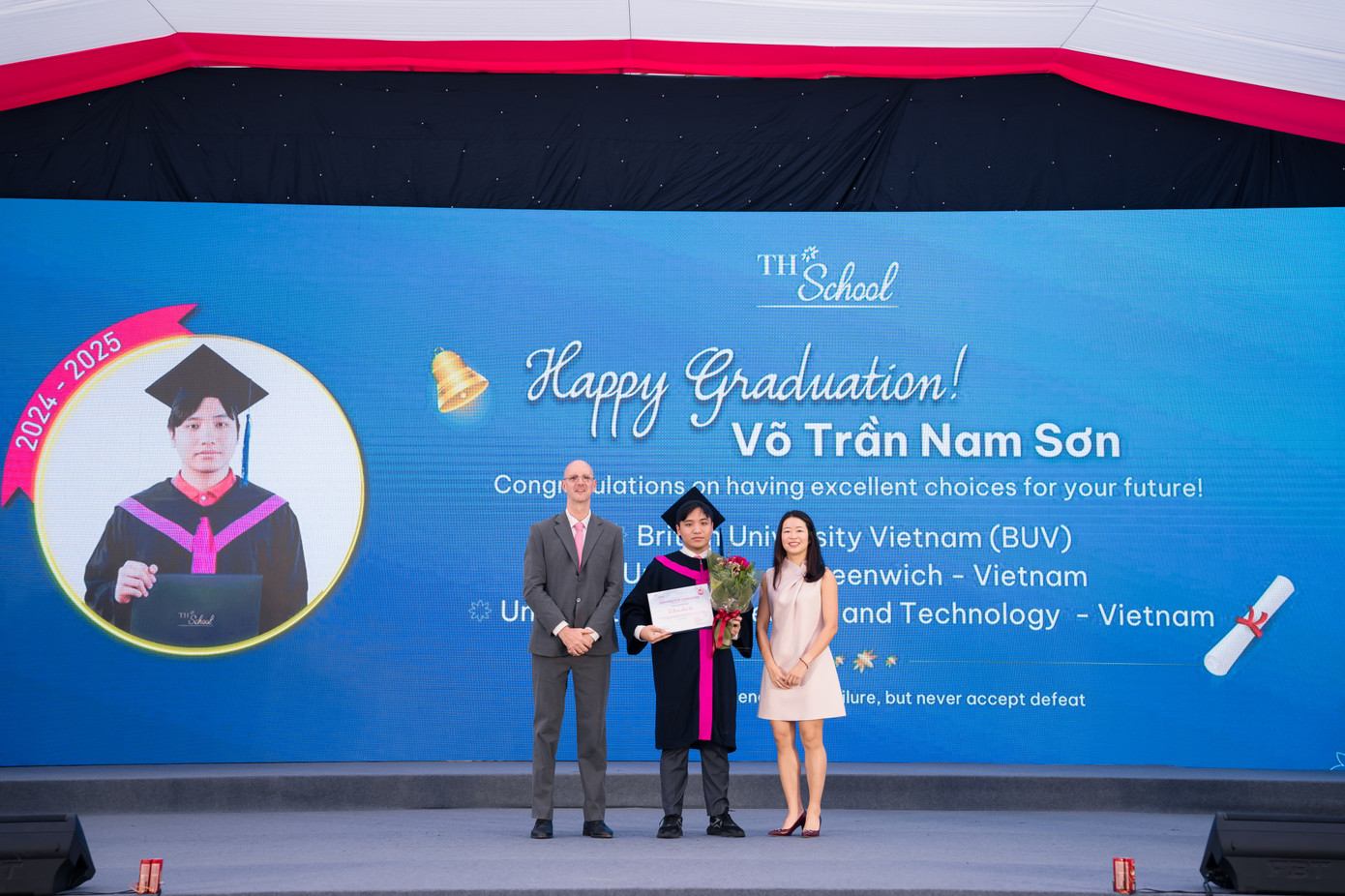 Em Võ Trần Nam Sơn nhận hoa và chứng chỉ tốt nghiệp