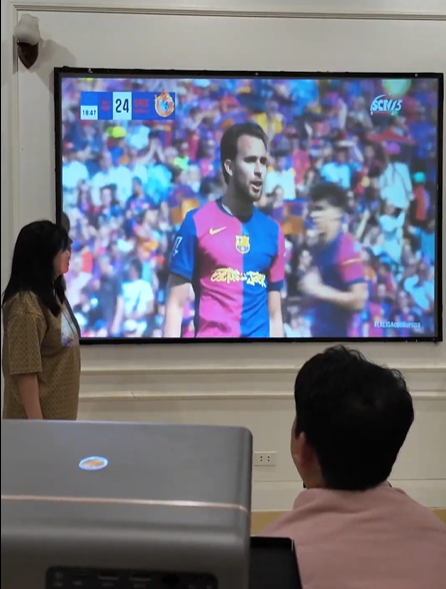 Góc chiếu bóng đá, hát hò cùng bạn bè, gia đình