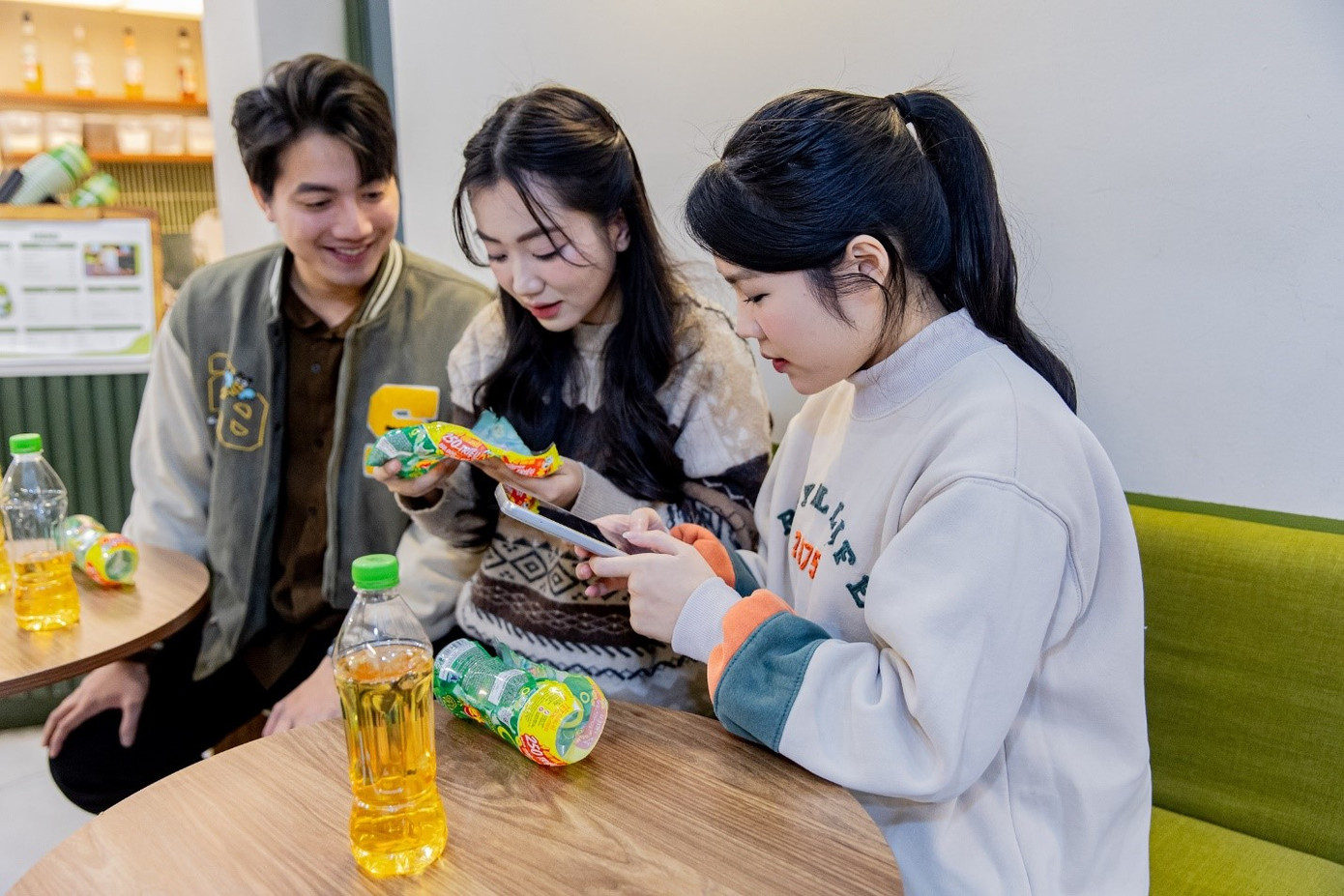 Được chiết xuất từ lá trà Thái Nguyên với EGCG, Trà Xanh Không Độ không chỉ hỗ trợ giảm căng thẳng mệt mỏi ngày cuối năm mà nhãn hàng này còn đang đem lại cơ hội dễ dàng trúng các giải thưởng trị giá hàng trăm triệu đồng tiền mặt cho người tiêu dùng vào dịp Tết năm nay.