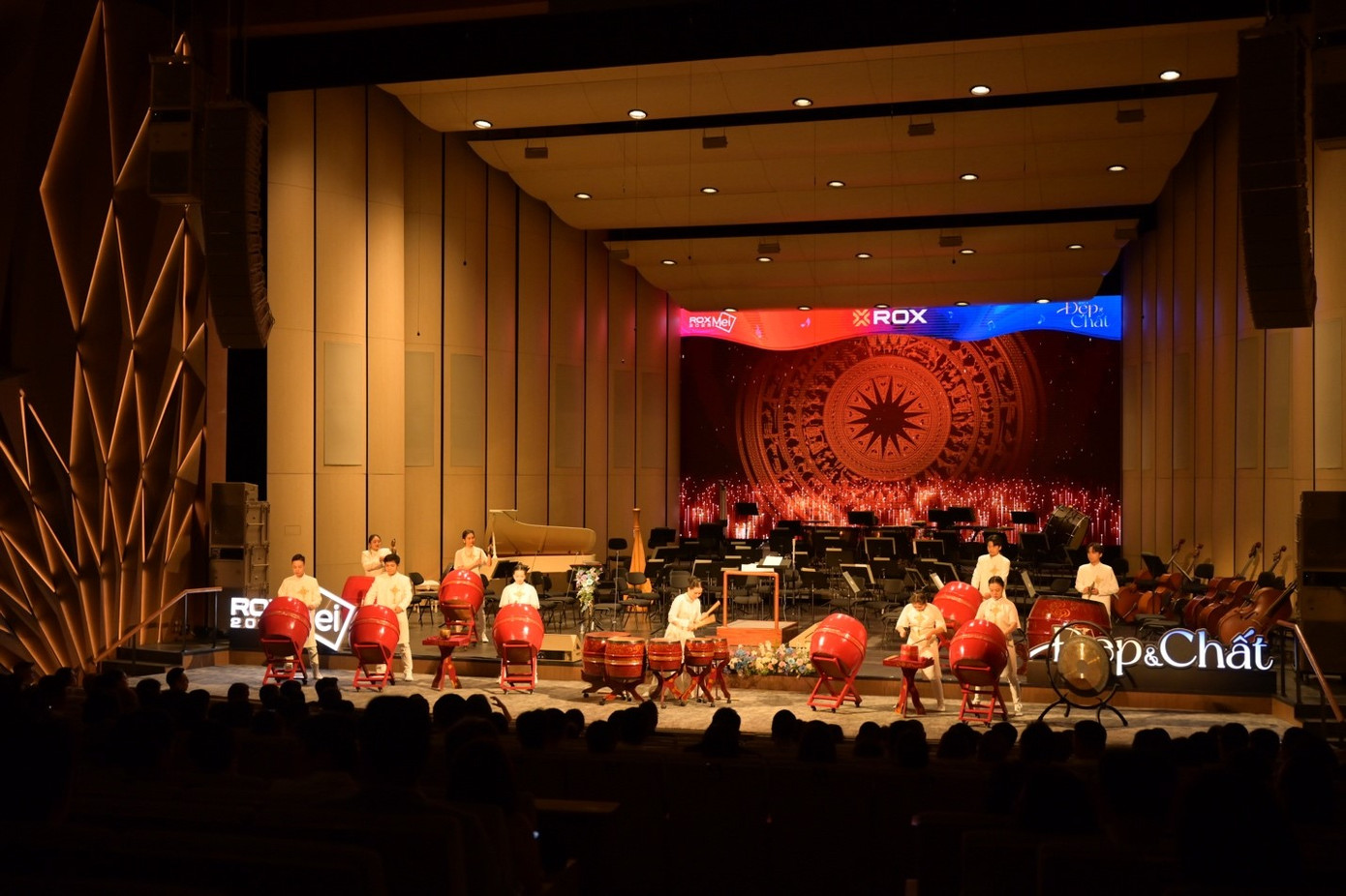 Gala “Đẹp và Chất" là món quà tinh thần ý nghĩa mà ROX Group dành tặng CBNV. Gala “Đẹp và Chất" là món quà tinh thần ý nghĩa mà ROX Group dành tặng CBNV.