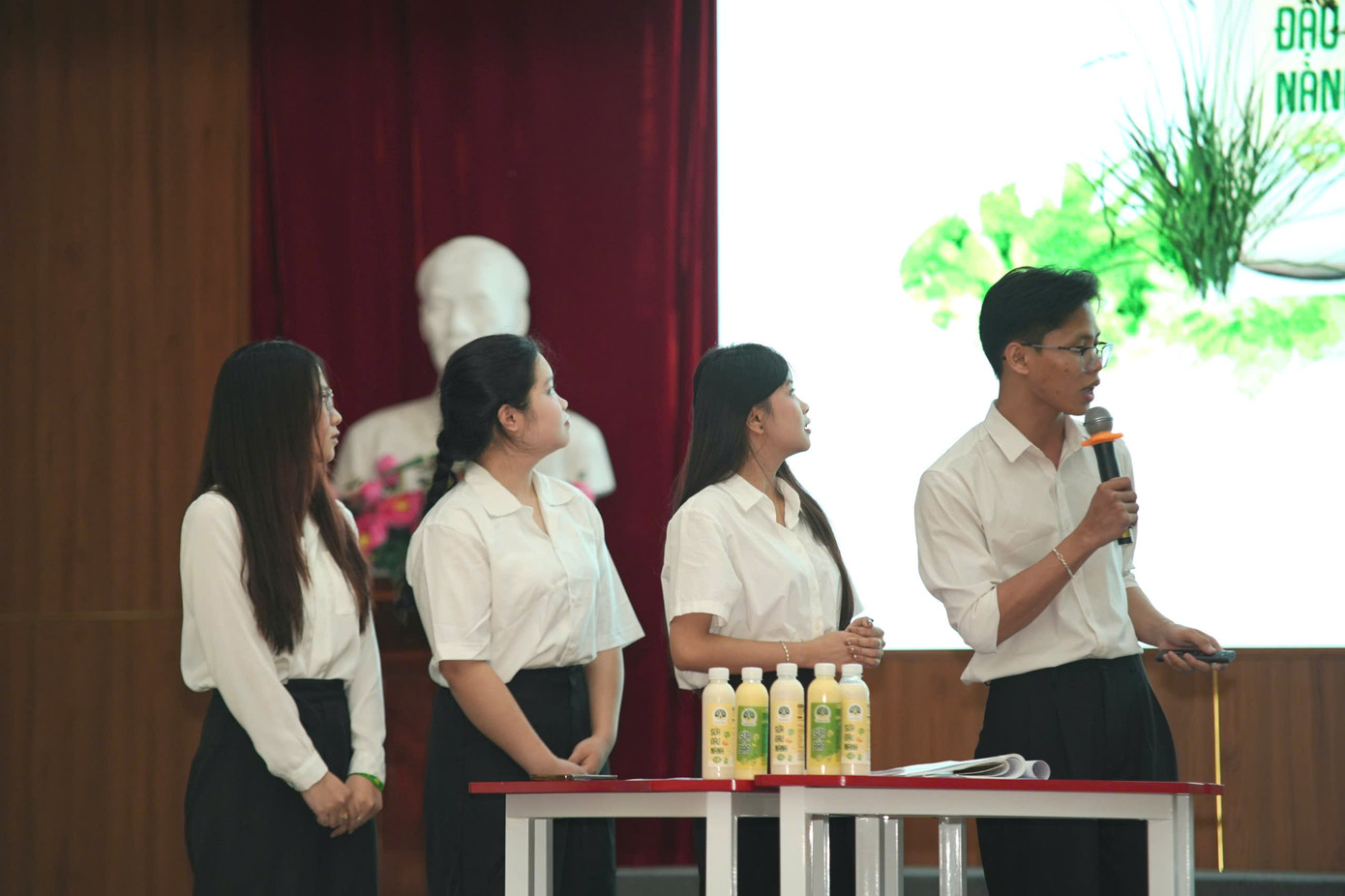 Các đội thi tự tin thể hiện bản lĩnh, sáng tạo. Các đội thi tự tin thể hiện bản lĩnh, sáng tạo.