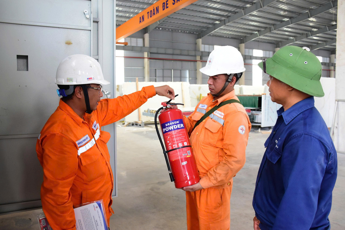 EVNHANOI thường xuyên tuyên truyền về sử dụng điện an toàn và phòng chống cháy nổ tới các cơ sở sản xuất, kinh doanh