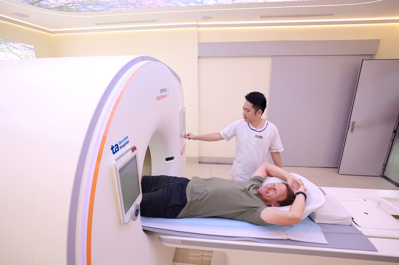 Danh thủ Teddy Sheringham trải nghiệm chụp siêu máy CT Somatom Force VB30 ứng dụng AI đầu tiên tại Việt Nam để tầm soát các chấn thương tiềm ẩn. Ảnh: BVĐK Tâm Anh Danh thủ Teddy Sheringham trải nghiệm chụp siêu máy CT Somatom Force VB30 ứng dụng AI đầu tiên tại Việt Nam để tầm soát các chấn thương tiềm ẩn. Ảnh: BVĐK Tâm Anh