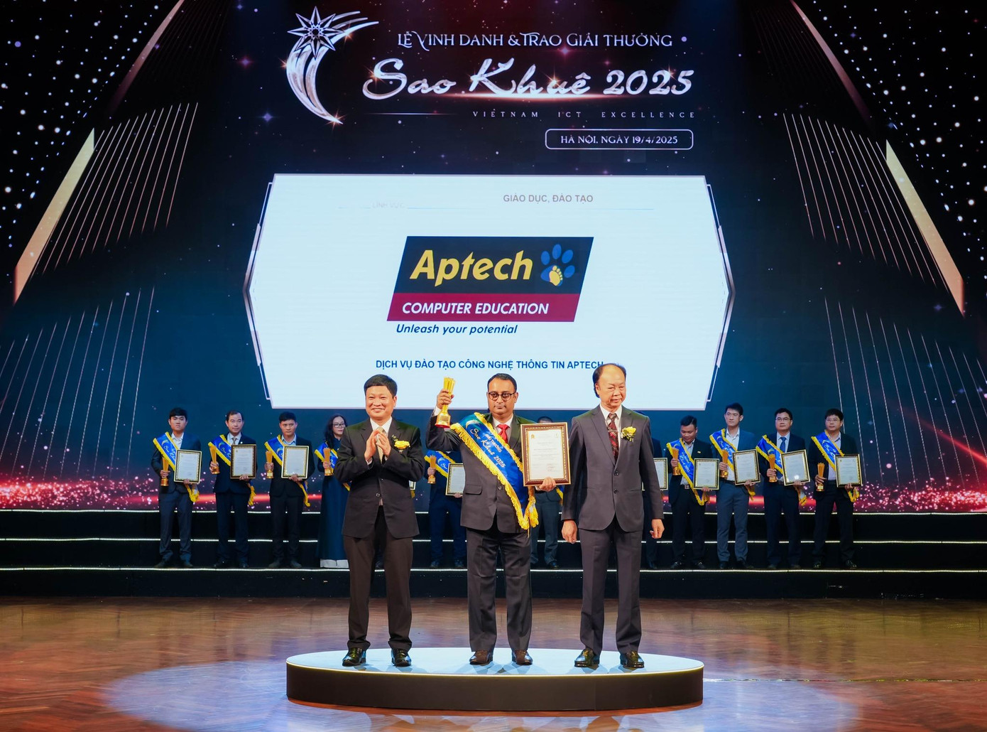 Aptech nhận cúp “Đơn vị Đào tạo CNTT Xuất sắc” tại Sao Khuê 2025