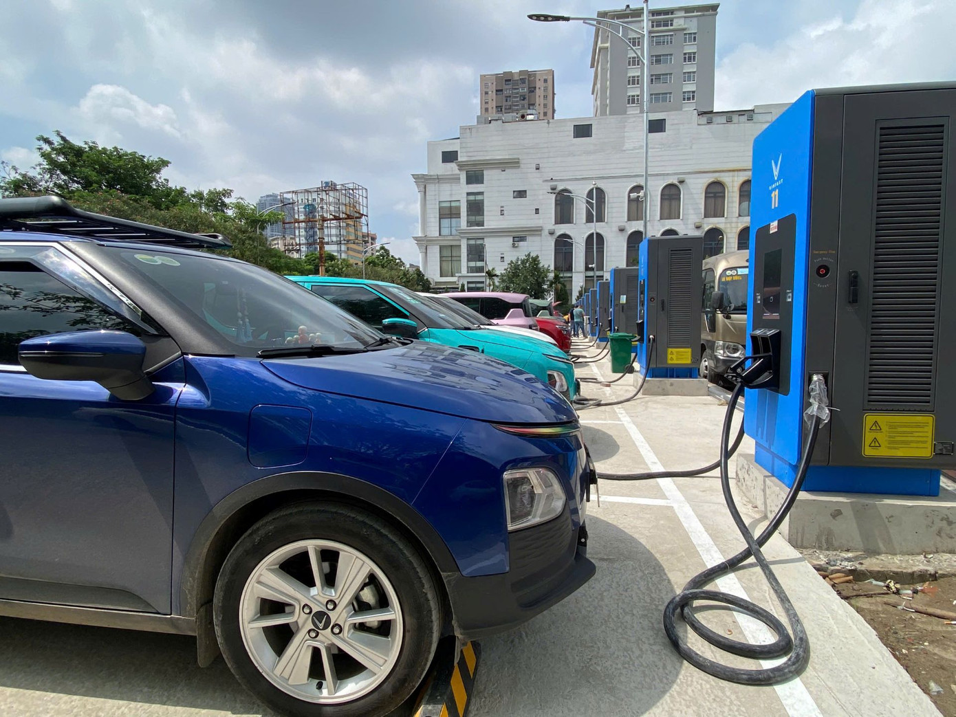 Trạm gồm 20 trụ sạc, mỗi trụ trang bị 2 cổng CCS2 với công suất 120 kW. Như vậy, tổng cộng 40 xe điện có thể sạc đồng thời tại đây.