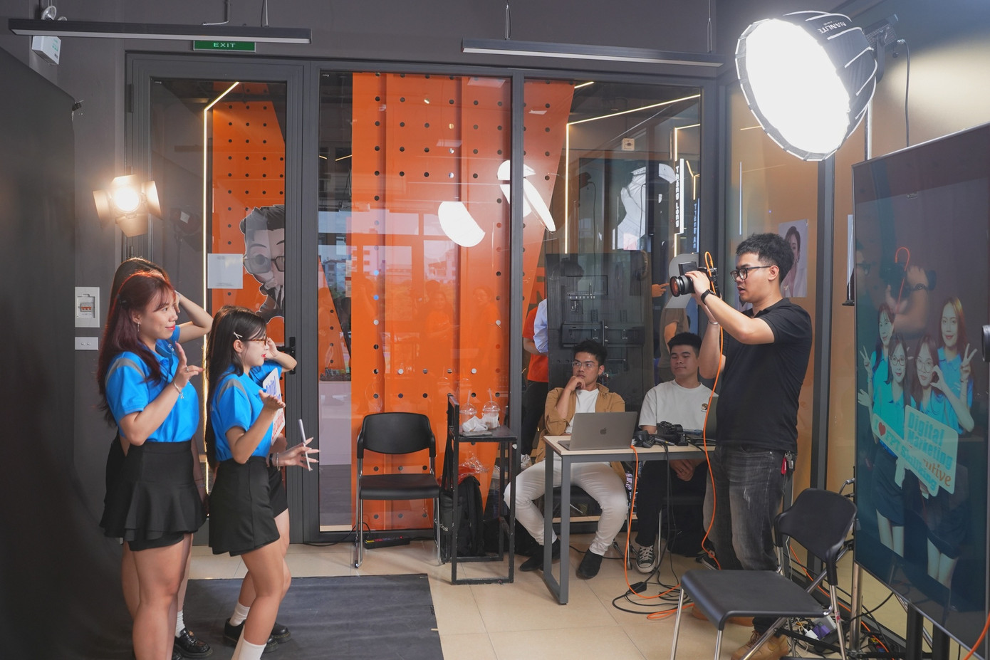 Trải nghiệm chụp ảnh chuyên nghiệp thu hút các bạn trẻ.