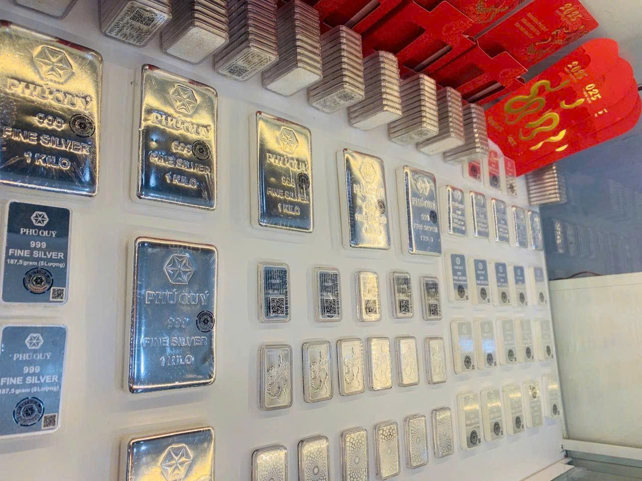 Giá bạc tăng, tạo hưng phấn trong giao dịch những ngày gần đây. Ảnh H.Long