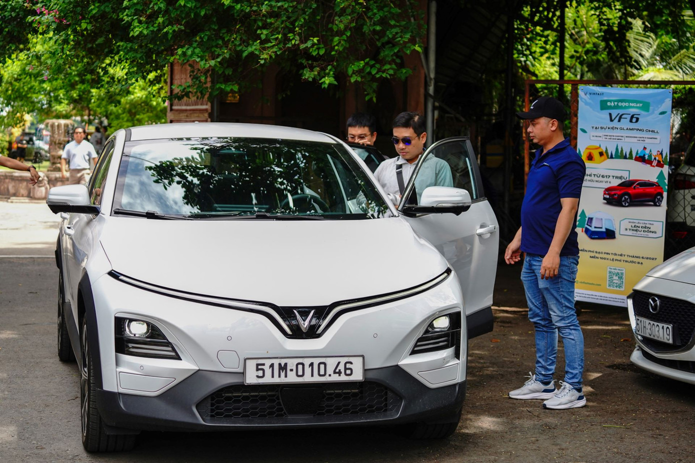 Anh Minh Hậu (áo trắng) đánh giá cao thiết kế của VF 6.