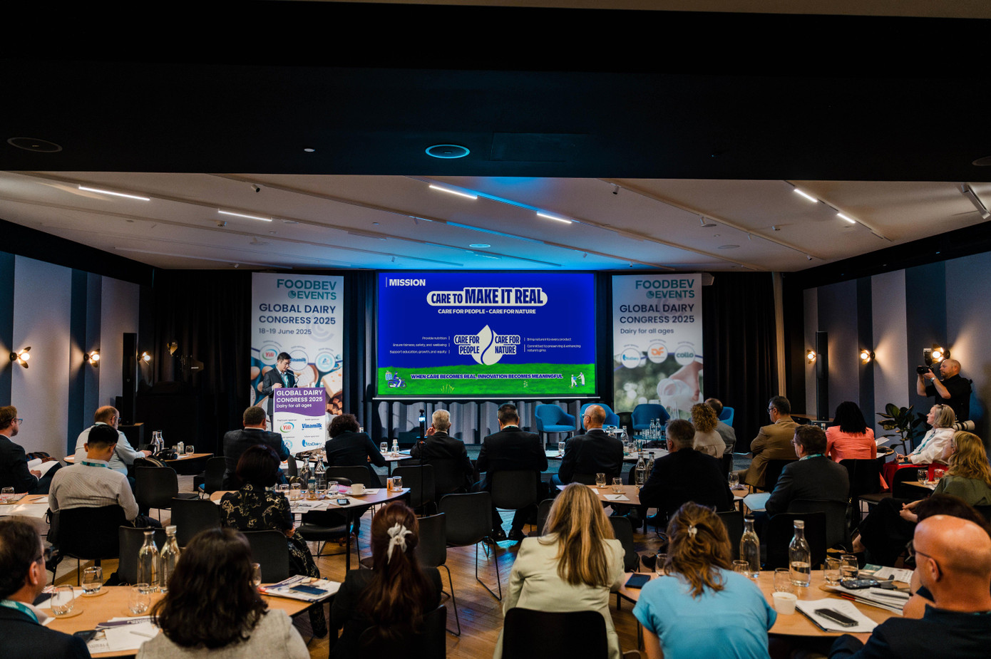 Hội nghị Sữa Toàn cầu lần thứ 18 tổ chức tại Hà Lan quy tụ gần 200 lãnh đạo, đại diện các đơn vị, doanh nghiệp hàng đầu ngành sữa thế giới (Ảnh: An Minh). Hội nghị Sữa Toàn cầu lần thứ 18 tổ chức tại Hà Lan quy tụ gần 200 lãnh đạo, đại diện các đơn vị, doanh nghiệp hàng đầu ngành sữa thế giới (Ảnh: An Minh).