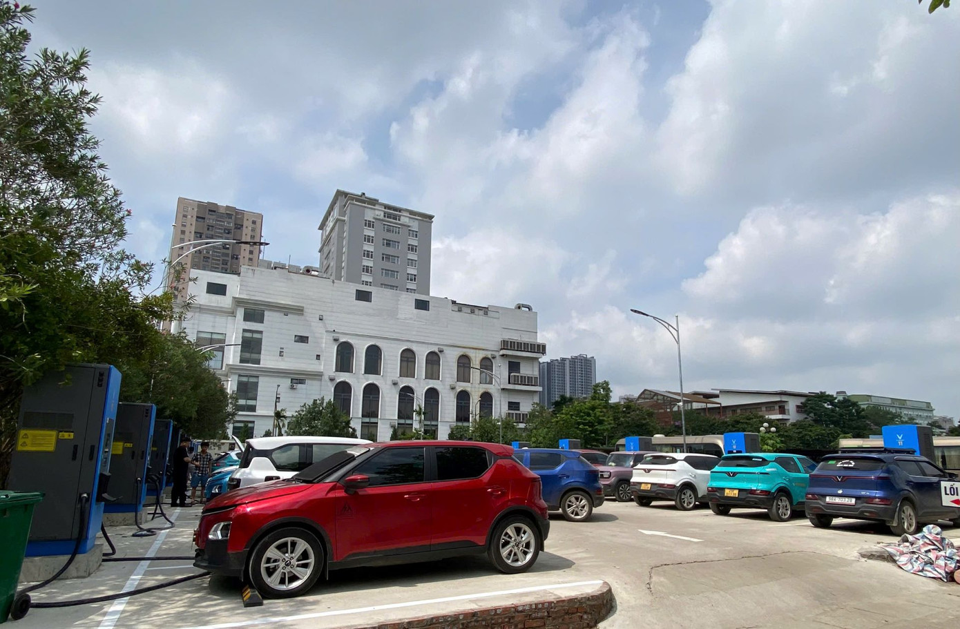 V-Green vừa đưa vào vận hành trạm sạc xe điện mới tại địa chỉ 131 Nguyễn Phong Sắc (phường Dịch Vọng, quận Cầu Giấy, Hà Nội), đáp ứng nhu cầu tại khu vực có mật độ người dùng xe điện cao.