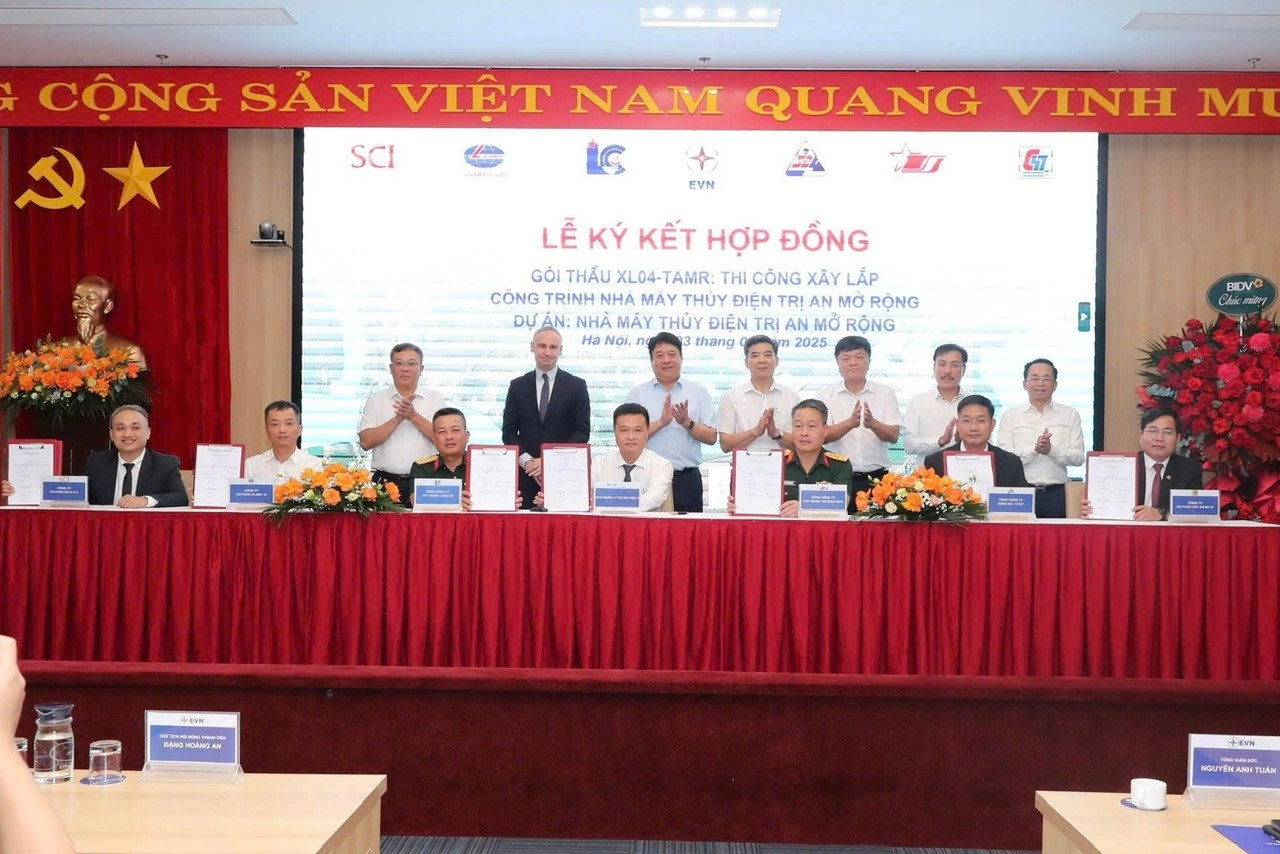 Tập đoàn Điện lực Việt Nam (EVN), Ban Quản lý dự án điện 3 (EVNPMB3) và Liên danh nhà thầu trúng thầu ký Hợp đồng thi công xây lắp công trình Nhà máy thủy điện Trị An mở rộng.