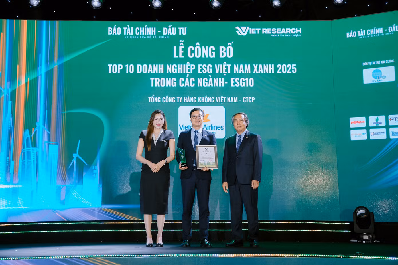 Ông Lê Trọng Minh – Phó Tổng Biên tập Báo Tài chính - Đầu tư (phải), ông Đỗ Đông Hưng – Trưởng ban Truyền thông Vietnam Airlines (giữa), bà Trần Thị Ngọc Hà – Giám đốc VietResearch (trái) chụp ảnh lưu niệm Ông Lê Trọng Minh – Phó Tổng Biên tập Báo Tài chính - Đầu tư (phải), ông Đỗ Đông Hưng – Trưởng ban Truyền thông Vietnam Airlines (giữa), bà Trần Thị Ngọc Hà – Giám đốc VietResearch (trái) chụp ảnh lưu niệm