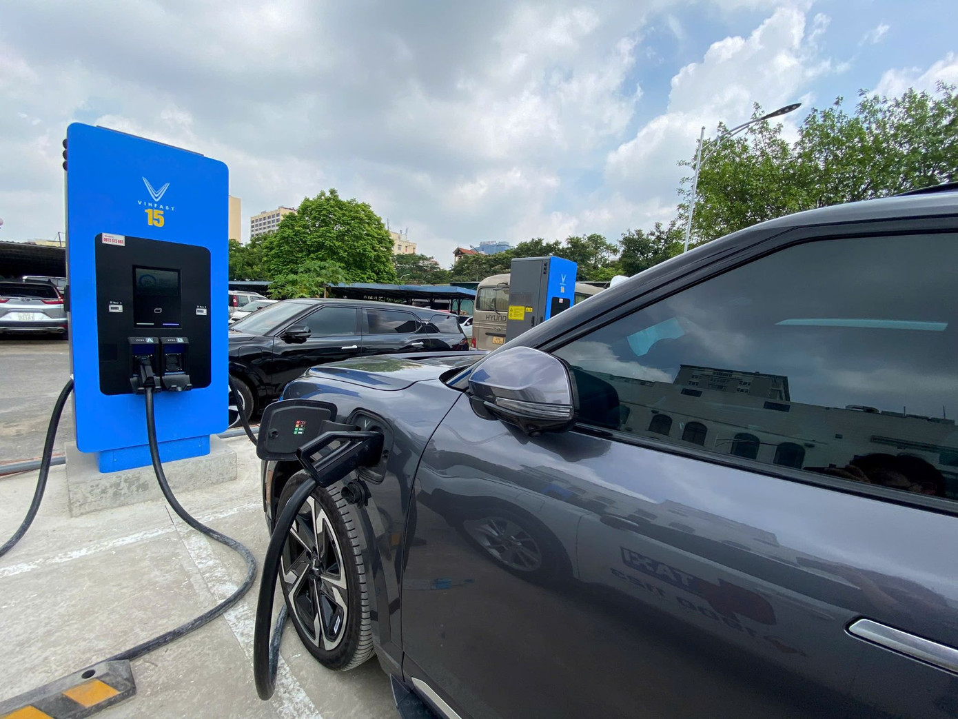 Đây là trạm sạc có quy mô lớn nhất hiện tại ở quận Cầu Giấy và khu vực lân cận như Tây Hồ.