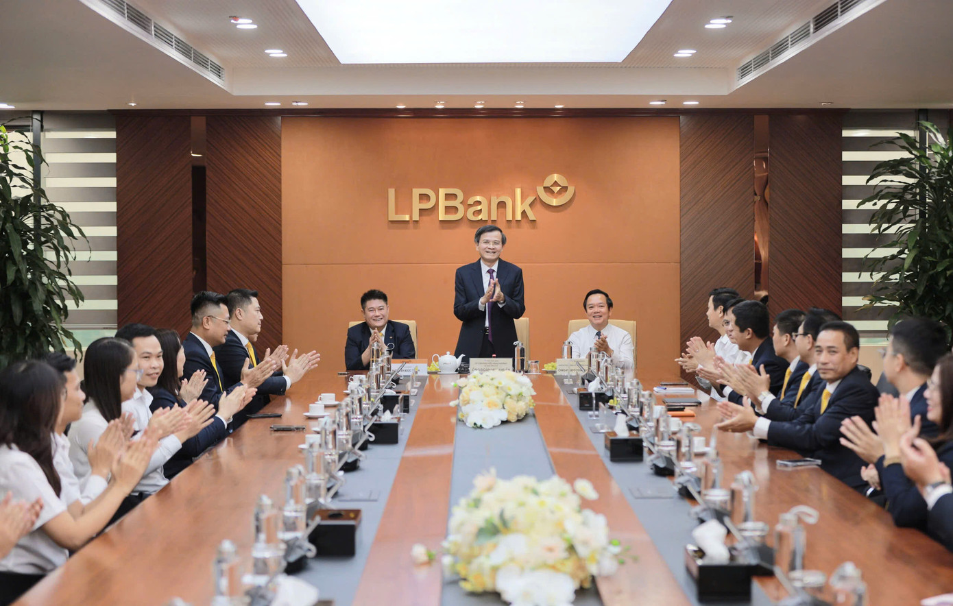 Bí thư Tỉnh ủy Ninh Bình Đoàn Minh Huấn cùng Chủ tịch UBND tỉnh Phạm Quang Ngọc tới thăm và làm việc với Ngân hàng Lộc Phát (LPBank)