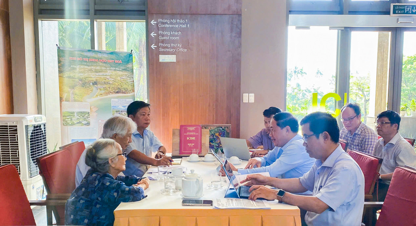 Quang cảnh buổi làm việc giữa lãnh đạo UBND tỉnh Bình Định với vợ chồng GS. Trần Thanh Vân