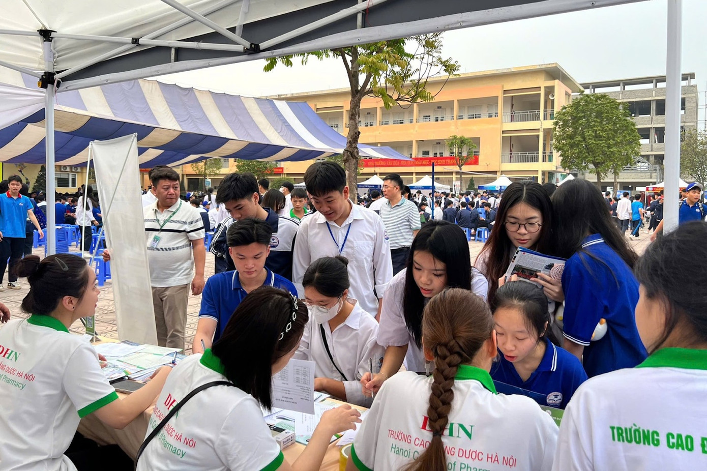 Gian hàng tuyển sinh của Trường Cao đẳng Dược Hà Nội luôn tấp nập thí sinh đăng ký Gian hàng tuyển sinh của Trường Cao đẳng Dược Hà Nội luôn tấp nập thí sinh đăng ký