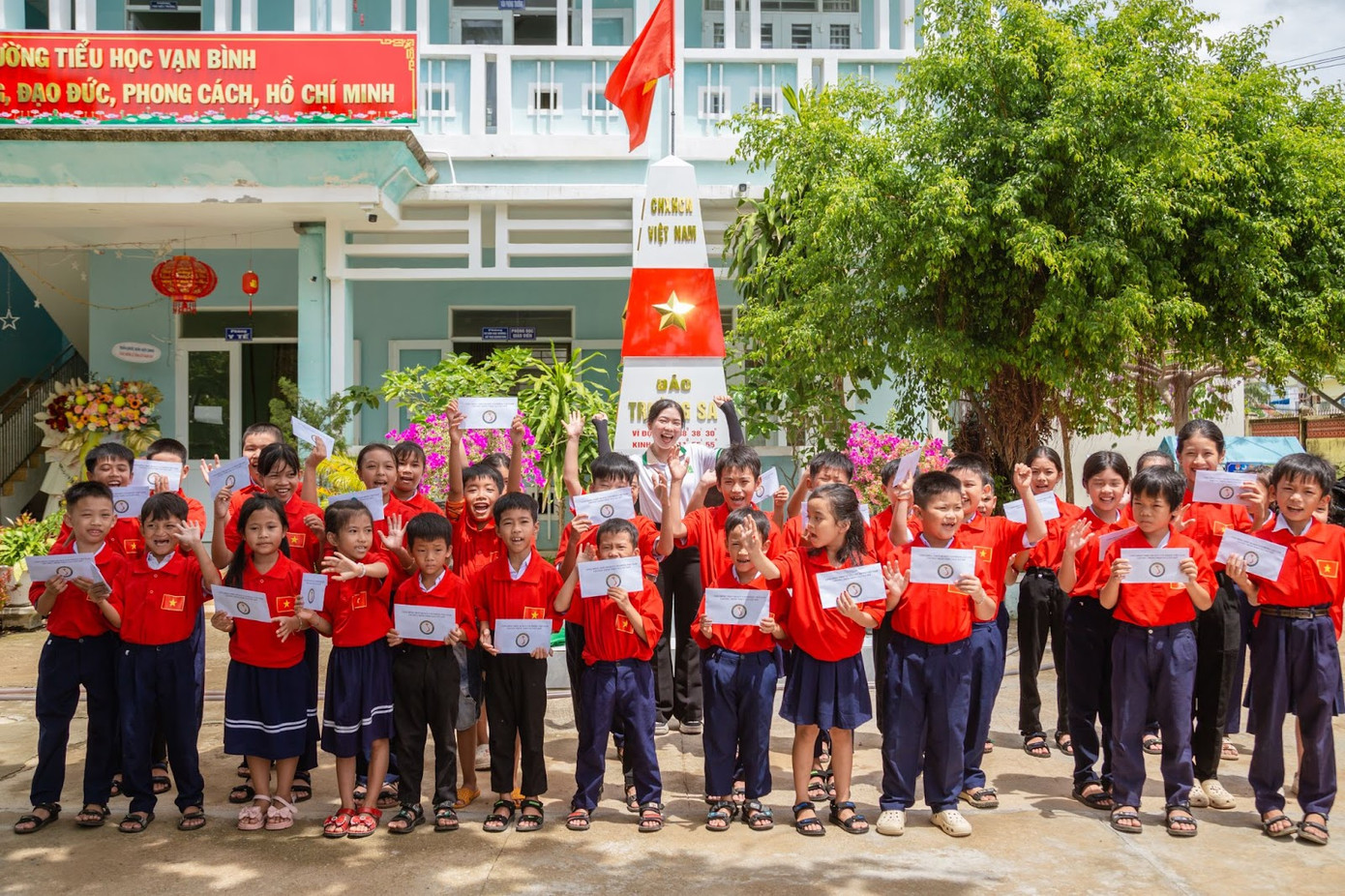 “HCM57 - Tôi yêu Việt Nam” cũng được trao cho những mầm xanh của đất nước như một lời nhắc nhớ về lòng yêu nước, nuôi dưỡng niềm tự hào dân tộc và gieo mầm niềm tin vào tương lai từ những điều thân thuộc nhất.