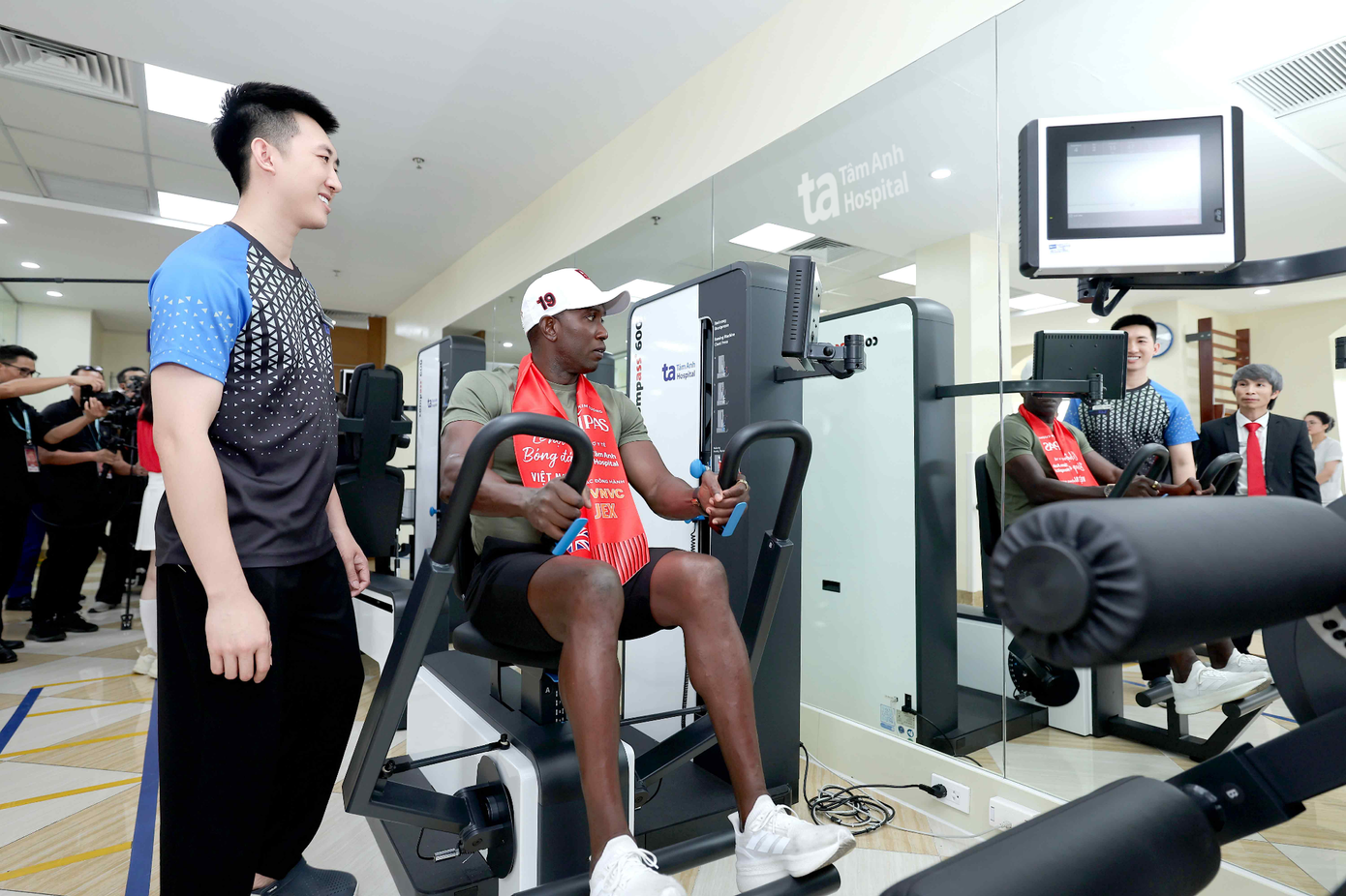 Danh thủ Dwight Yorke được kiểm tra sức mạnh cơ bắp với hệ thống thiết bị tập luyện và đánh giá sức mạnh cơ bắp Compass 600. Ảnh: BVĐK Tâm Anh Danh thủ Dwight Yorke được kiểm tra sức mạnh cơ bắp với hệ thống thiết bị tập luyện và đánh giá sức mạnh cơ bắp Compass 600. Ảnh: BVĐK Tâm Anh