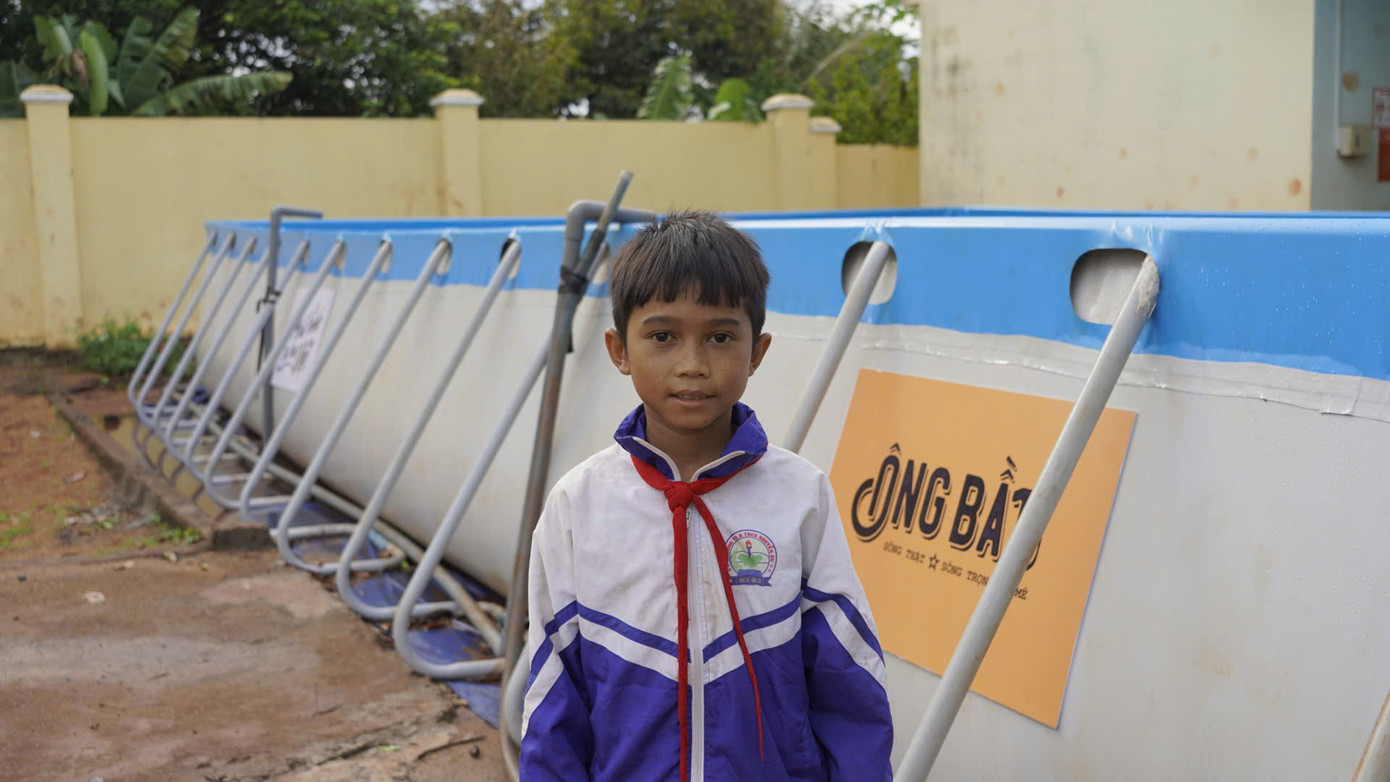 Em Siu Lý (học sinh lớp 5A2) hào hứng được học bơi tại hồ bơi mới