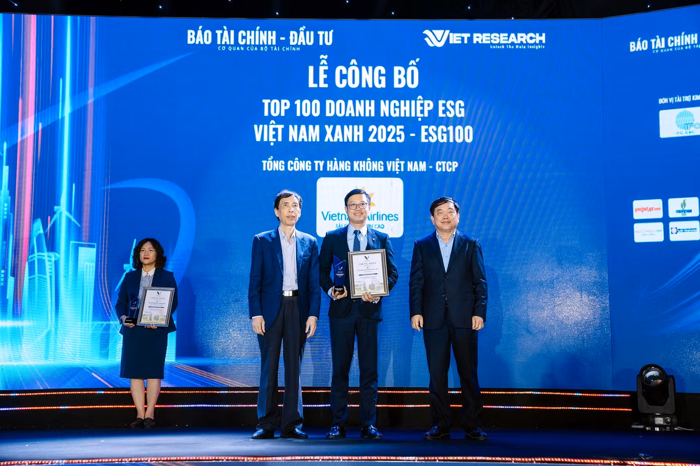 TS. Võ Trí Thành, GS.TS. Trần Thọ Đạt trao giải Top 100 ESG Việt Nam Xanh 2025 cho đại diện Vietnam Airlines TS. Võ Trí Thành, GS.TS. Trần Thọ Đạt trao giải Top 100 ESG Việt Nam Xanh 2025 cho đại diện Vietnam Airlines