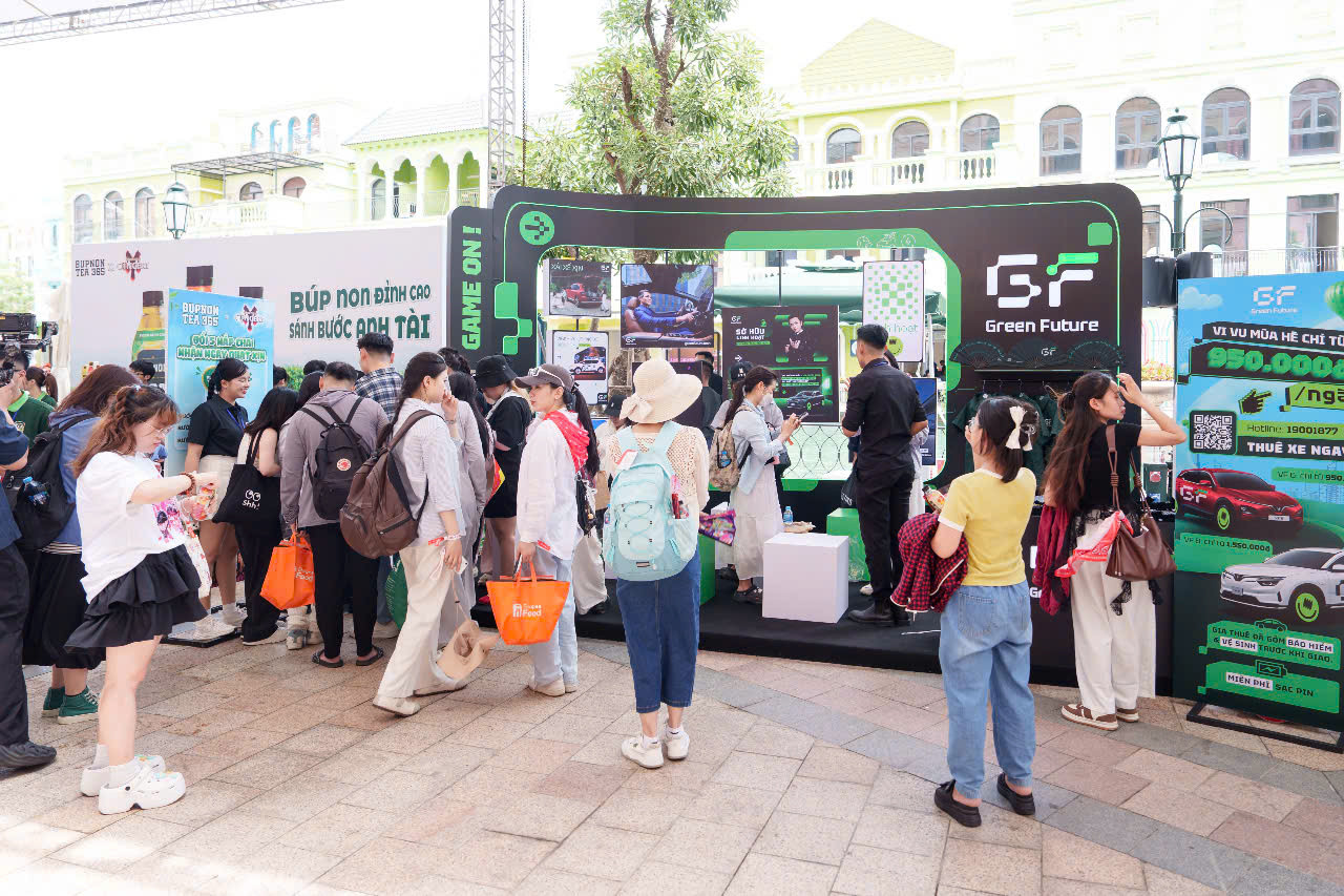 Check-in tại gian hàng của GF, các “Gai con” nhận được những phần quà cực xinh