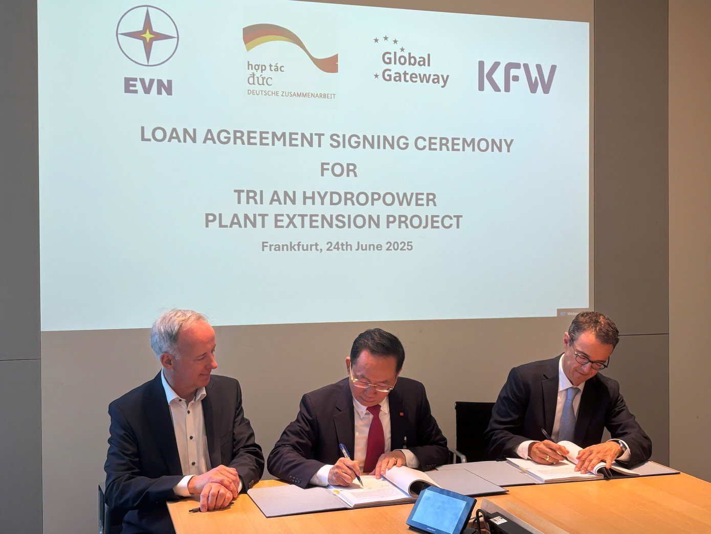 Lãnh đạo EVN và KfW đại diện ký kết hiệp định vay