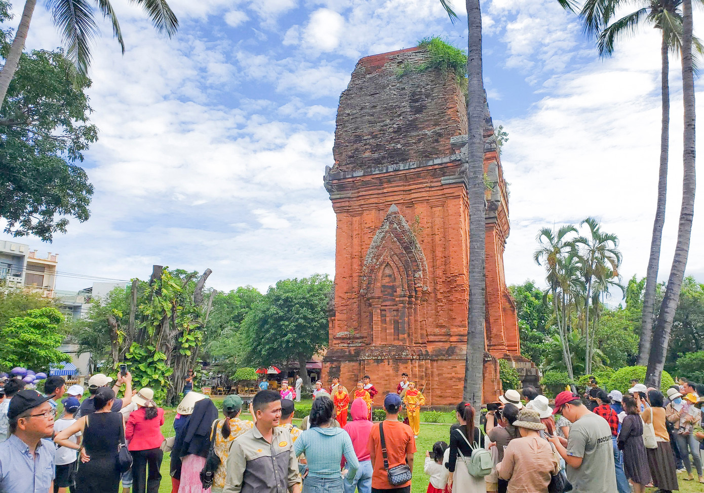 Du khách tham quan tháp Chăm cổ ở Quy Nhơn