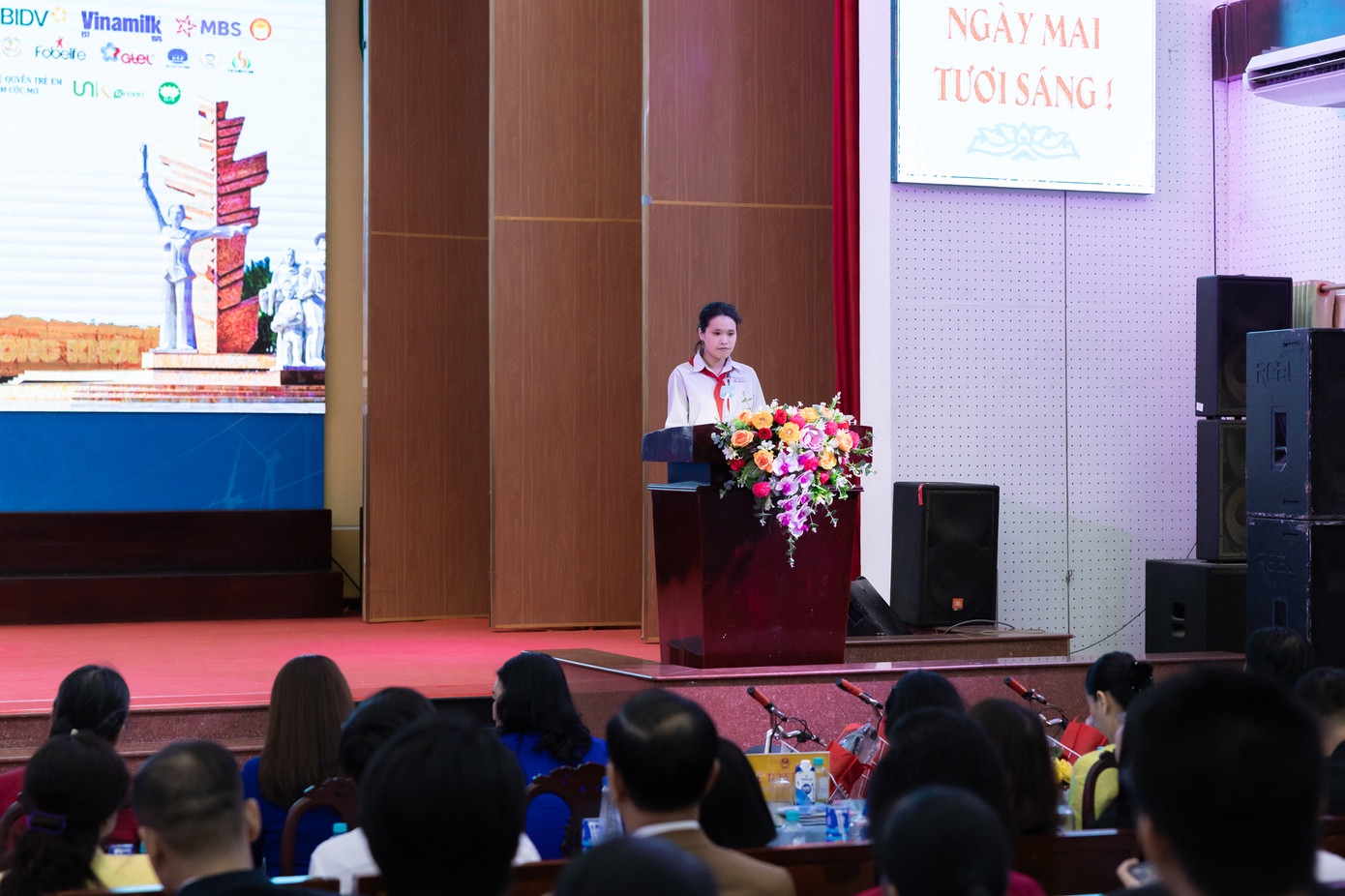 Em Đặng Lữ Thúy An – Học sinh lớp 9 Trường THCS Mỹ Hóa – chia sẻ cảm nghĩ tại chương trình “Thắp sáng những ước mơ”.