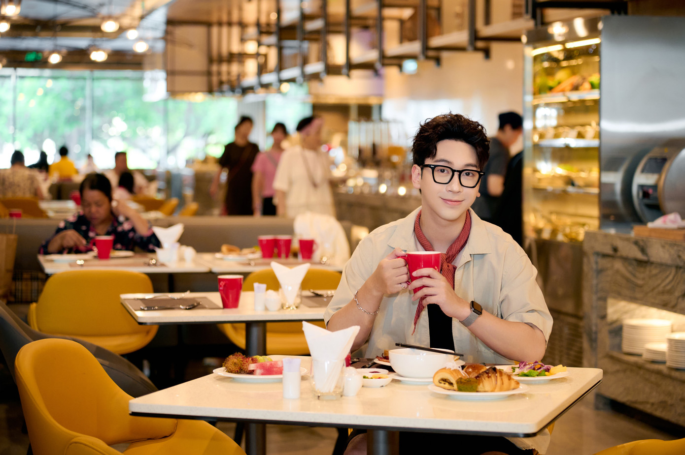 Không gian ẩm thực hiện đại và tinh tế tại Courtyard by Marriott Danang Han River – nơi du khách bắt đầu ngày mới nhẹ nhàng cùng hương vị cà phê đậm đà và bữa sáng đầy cảm hứng.