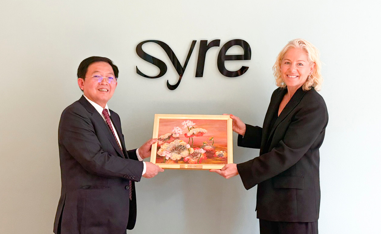 Bí thư Tỉnh ủy Bình Định Hồ Quốc Dũng tặng quà lưu niệm tại buổi làm việc với Chủ tịch Tập đoàn Syre