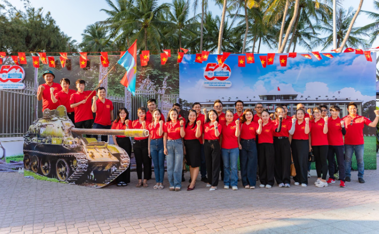 Không nằm ngoài xu hướng giới trẻ, chiếc áo “HCM57 - Tôi yêu Việt Nam” dường như đã trở thành trang phục không thể thiếu trong các hoạt động hướng về đất nước. Tiêu biểu như tại chương trình trải nghiệm “Hòa bình đẹp lắm” trong dịp kỷ niệm 50 năm Ngày giải phóng miền Nam, thống nhất đất nước, không khí thêm phần gắn kết khi đông đảo đoàn viên thanh niên, học sinh và người dân địa phương cùng khoác sắc tự hào khi tham gia sự kiện.