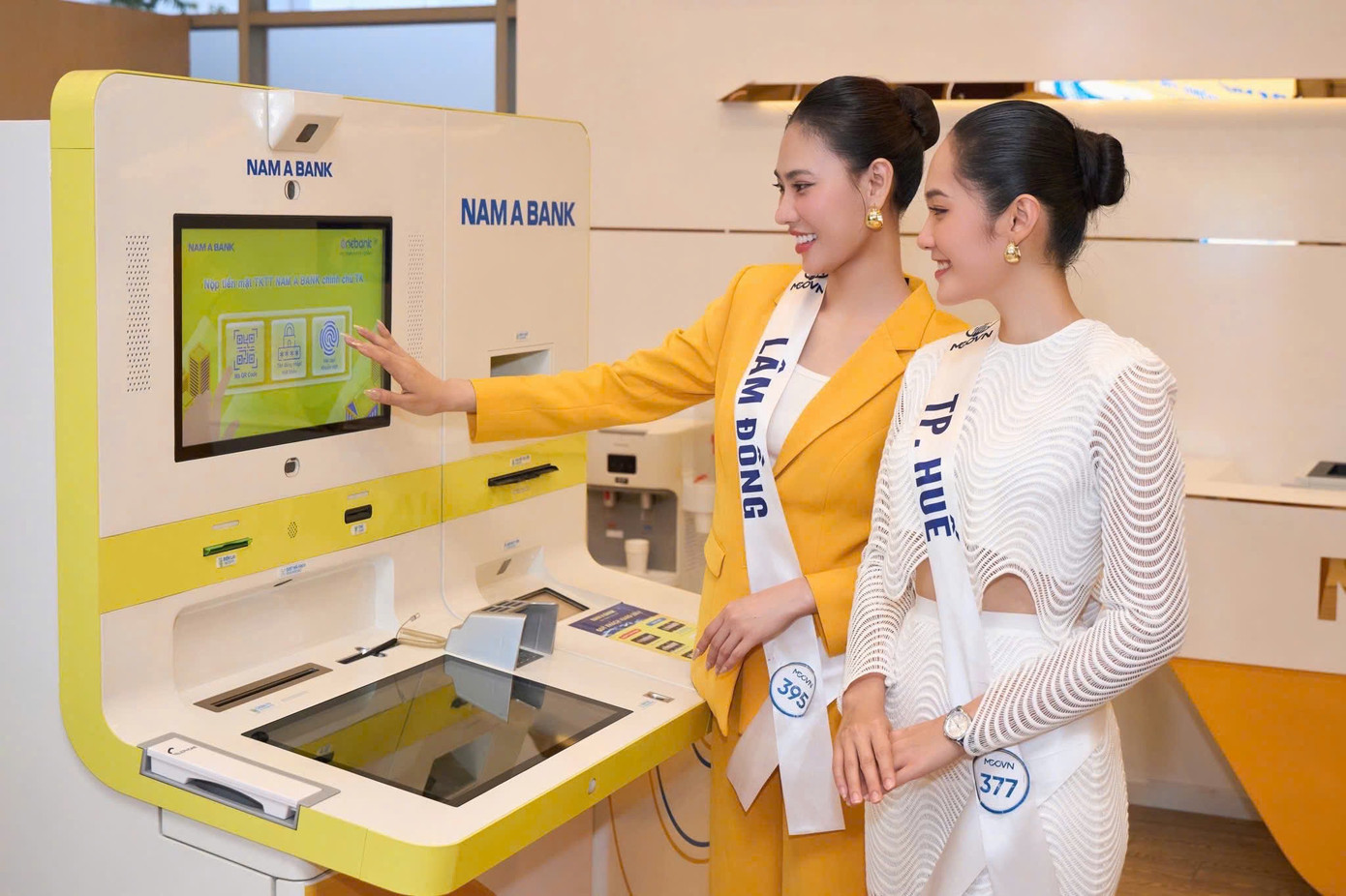 Trước đó, các thí sinh trải nghiệm không gian giao dịch tại Nam A Bank Trước đó, các thí sinh trải nghiệm không gian giao dịch tại Nam A Bank