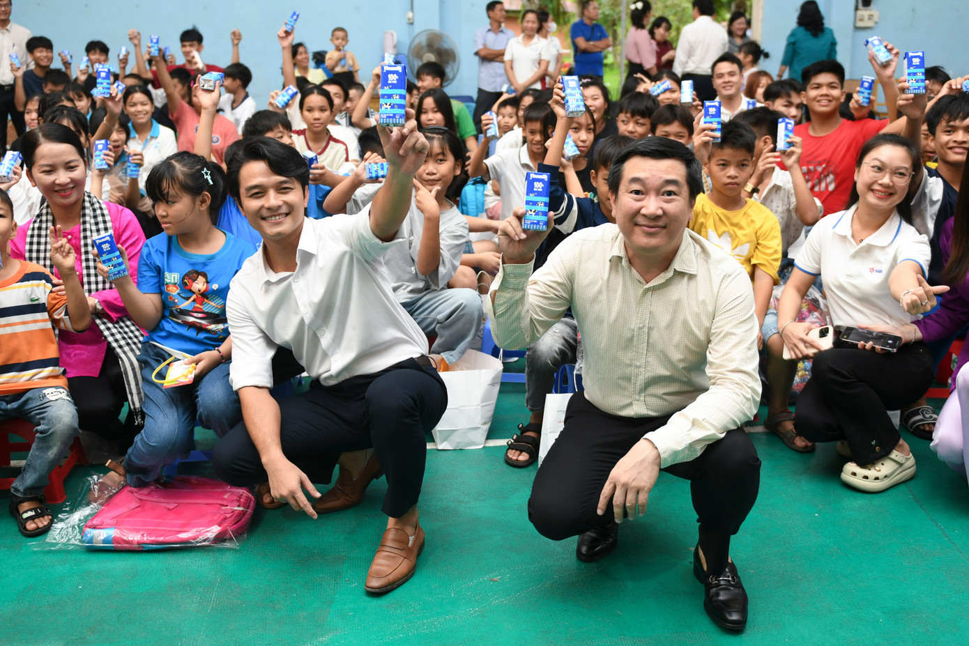 Vinamilk gửi tặng nhiều phần quà, sữa đến trẻ em trong các hoạt động thuộc chương trình “Thắp sáng những ước mơ” tại Bến Tre.