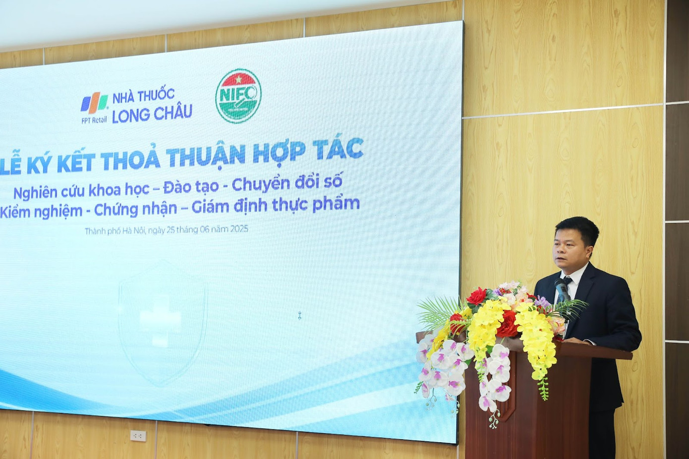 PGS.TS. Trần Cao Sơn, Phó Viện trưởng Viện Kiểm nghiệm an toàn vệ sinh thực phẩm Quốc gia phát biểu tại sự kiện.