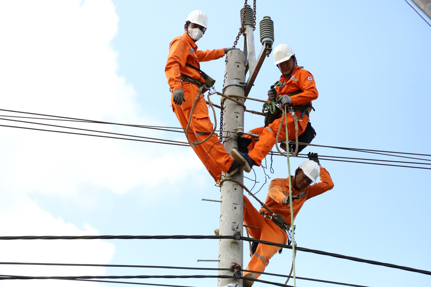 Công nhân PC Đắk Nông sửa chữa lưới điện để đảm bảo an toàn cấp điện