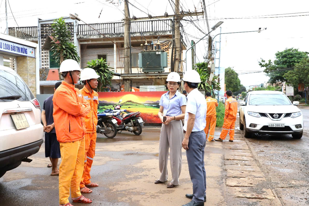 PC Đắk Nông khảo sát lưới điện để thực hiện thay thế công tơ