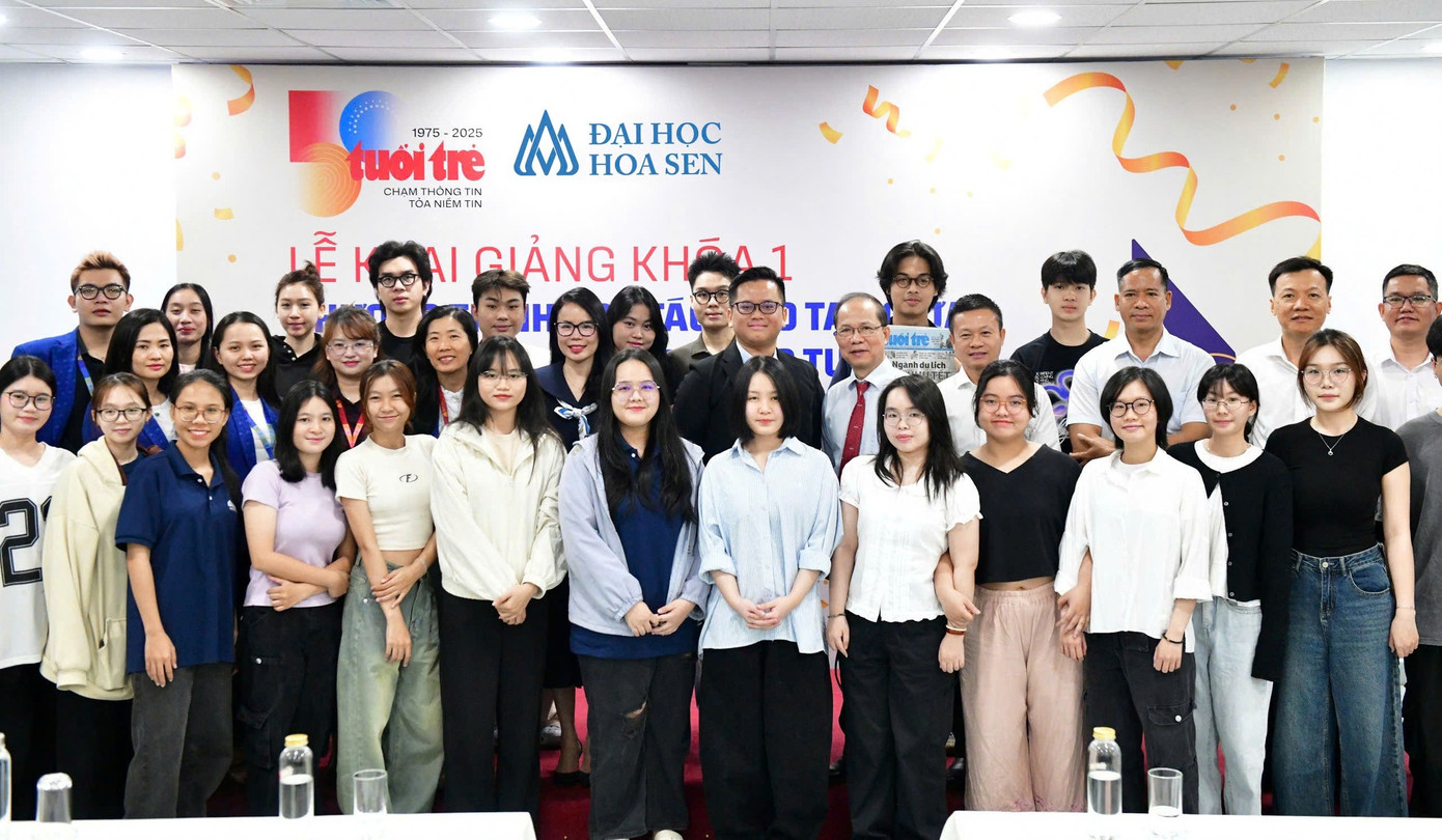 Sinh viên học môn Tạo lập văn bản truyền thông tại Báo Tuổi Trẻ.