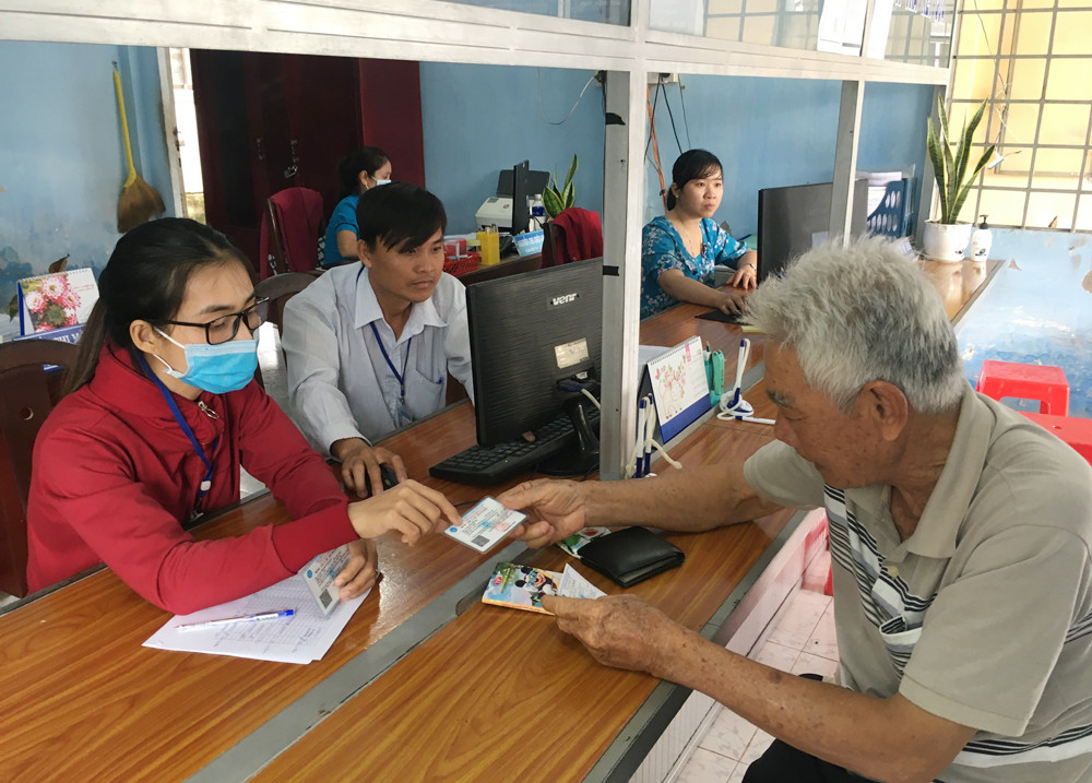 Người dân Bến Tre làm thủ tục hành chính