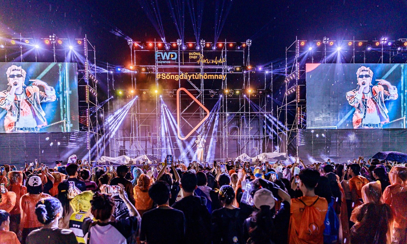 Đám đông khán giả cuồng nhiệt vẫy tay theo “anh trai quốc dân”.