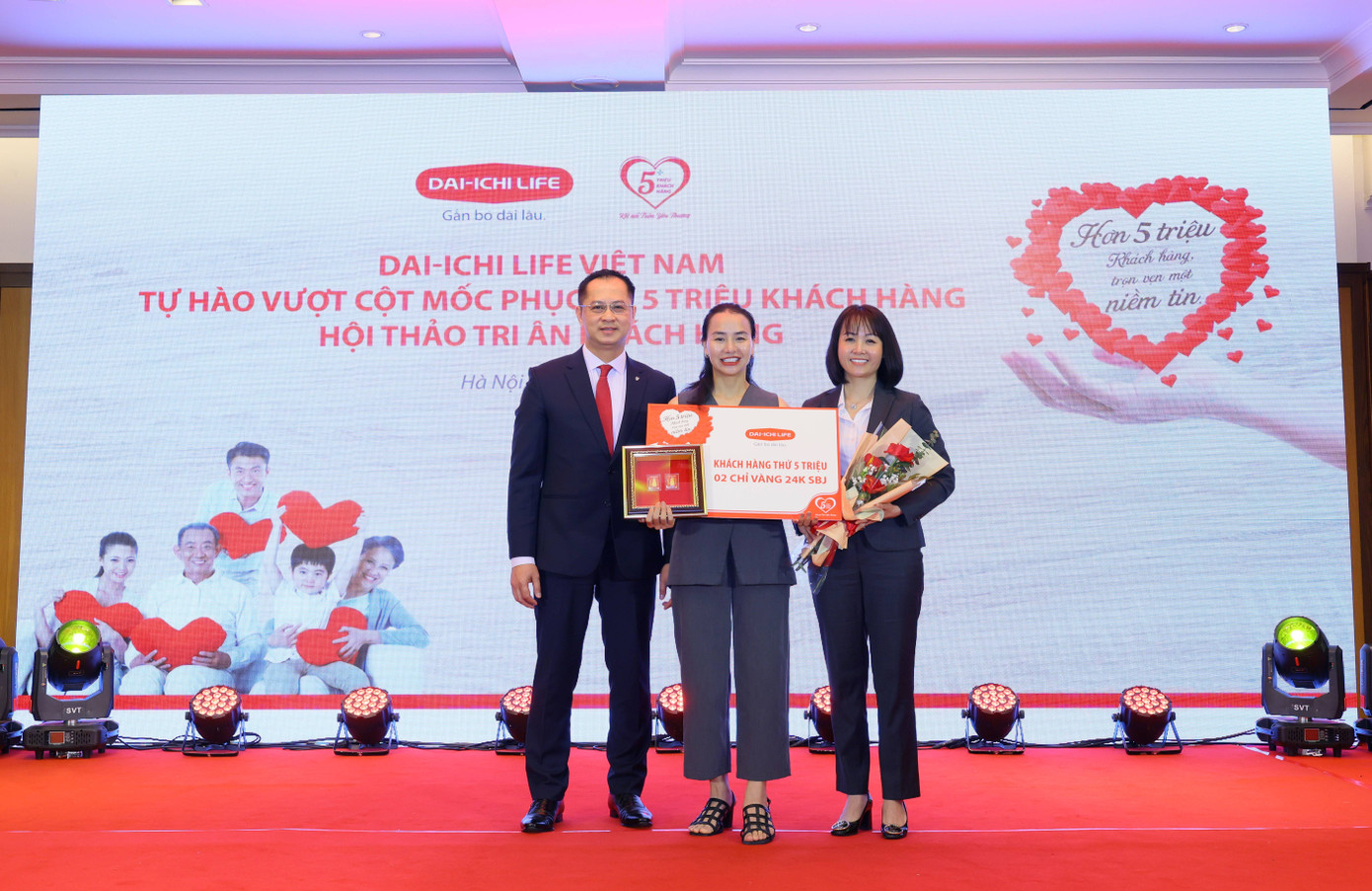 Đại diện Ban Giám đốc Dai-ichi Life Việt Nam trao quà tri ân cho Chị Trần Thị Mến, khách hàng thứ 5 triệu của Dai-ichi Life Việt Nam