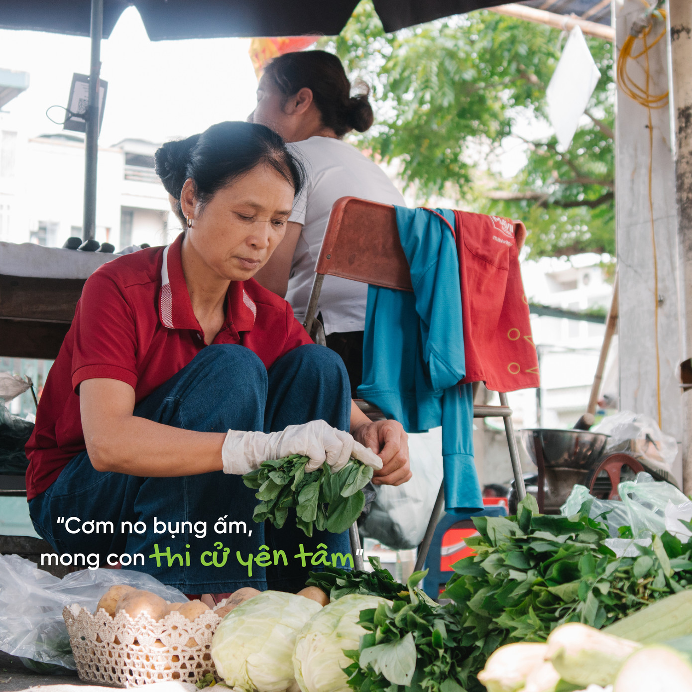 Cô Thu làm nghề bán rau ở chợ, từng đưa con đi thi. Cô động viên: “Các mẹ sẽ ở nhà nhặt rau, thổi cơm đợi các con về. Thi xong rồi thì về ăn cơm với bố mẹ nhé!” Cô Thu làm nghề bán rau ở chợ, từng đưa con đi thi. Cô động viên: “Các mẹ sẽ ở nhà nhặt rau, thổi cơm đợi các con về. Thi xong rồi thì về ăn cơm với bố mẹ nhé!”