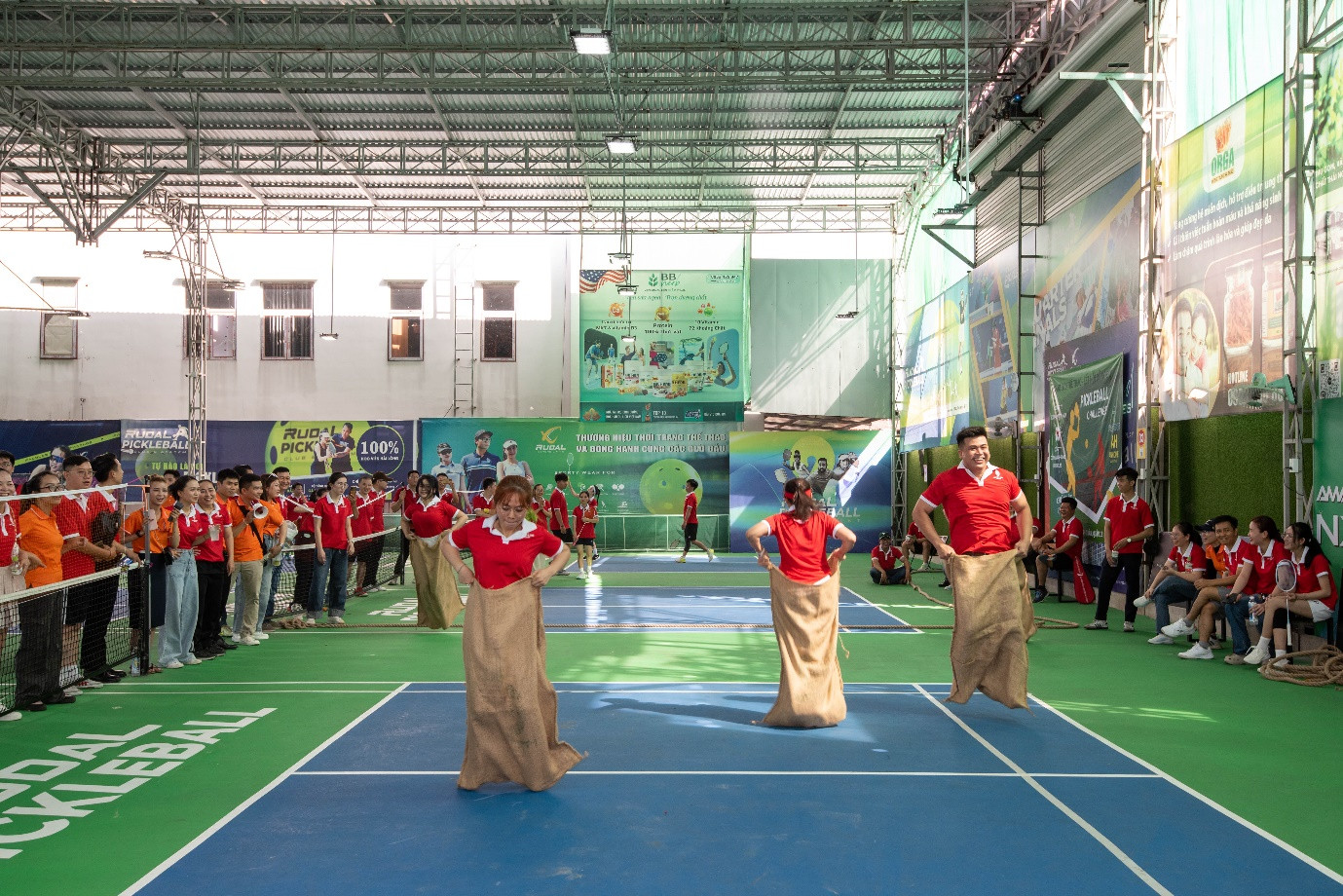Chương trình Hội thao thổi bùng tinh thần nhiệt huyết, đoàn kết và bứt phá là nét đẹp trong văn hóa doanh nghiệp được Vạn Xuân Group duy trì suốt 20 năm qua.