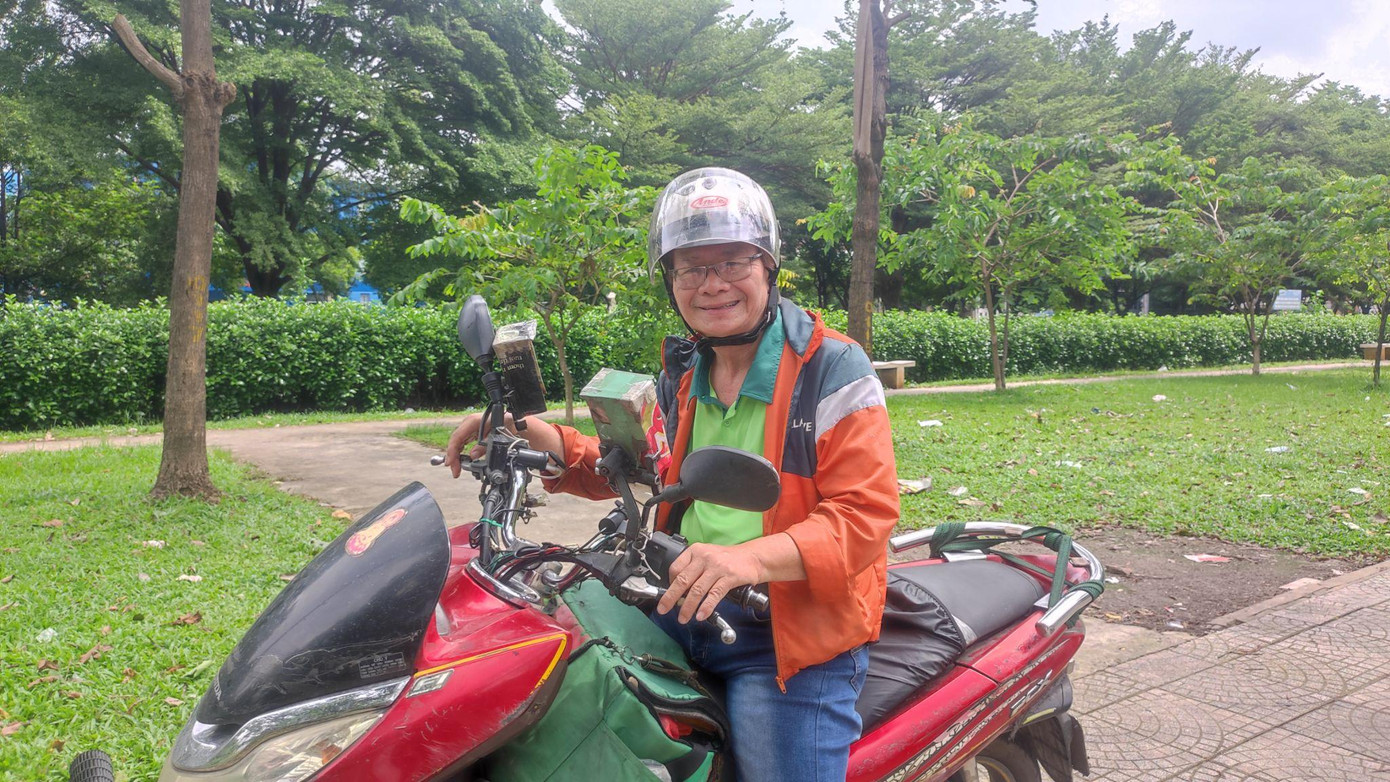 Tuy hiện tại có nhiều khó khăn, nhưng chú Sỹ vẫn rất lạc quan và tích cực chạy đơn