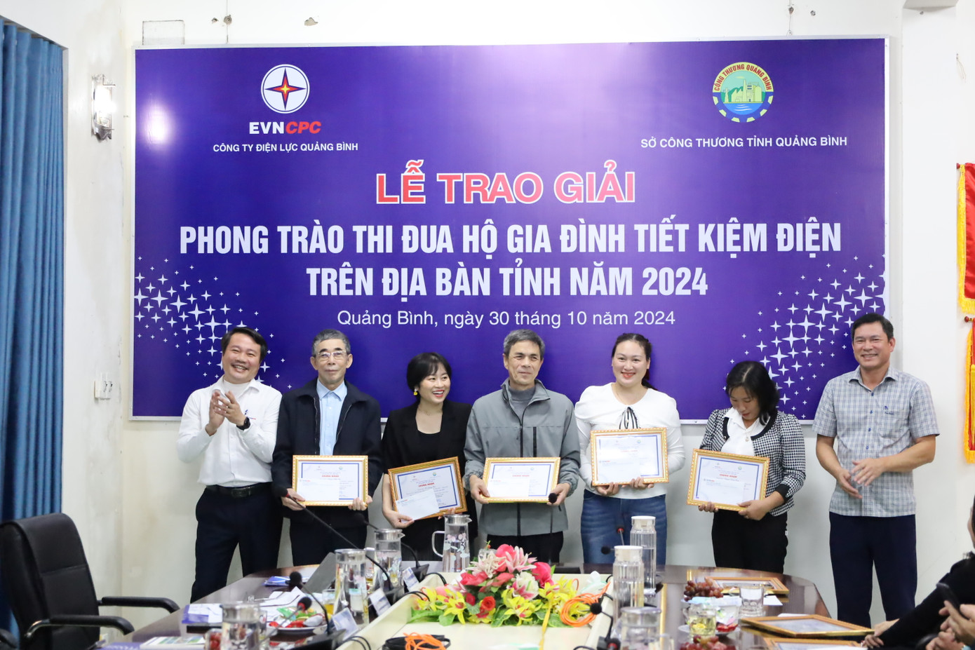 Chương trình Hộ gia đình tiết kiệm điện thu hút hơn 500.053 hộ gia đình tại 13 tỉnh thành miền Trung - Tây Nguyên tham gia hưởng ứng (Ảnh Hương Nguyên)