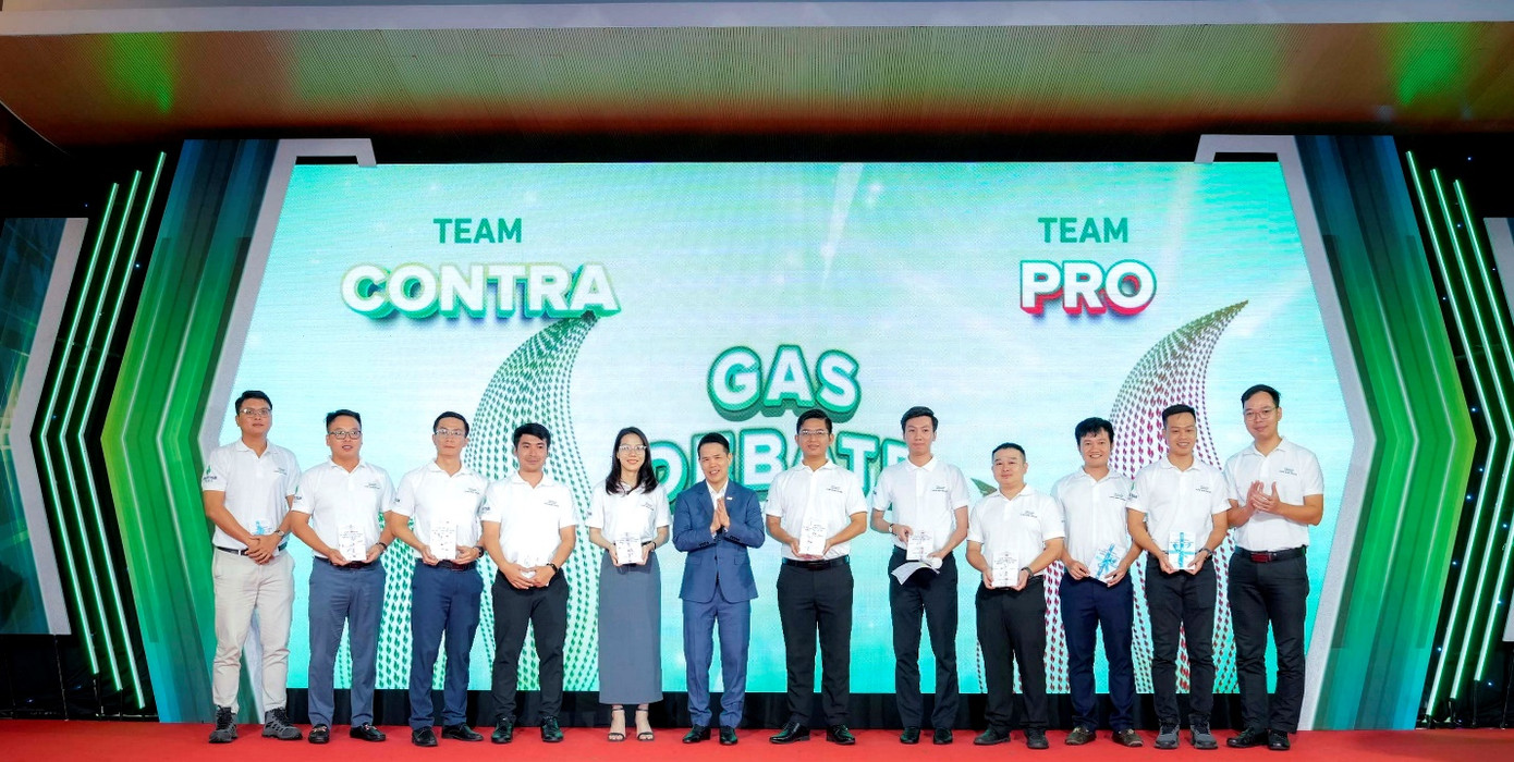 Tổng giám đốc PV GAS tặng sách phát triển kỹ năng cho Tuổi trẻ PV GAS