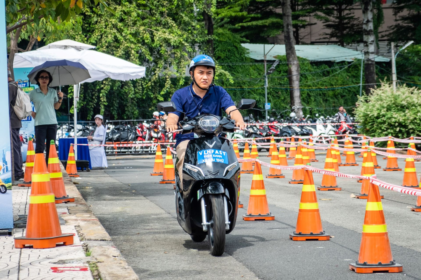 Hài lòng sau 2 năm sử dụng xe máy VinFast, anh Tôn Long Hiệp (TP.HCM) đang lên kế hoạch để sắm thêm các mẫu xe điện mới. Hài lòng sau 2 năm sử dụng xe máy VinFast, anh Tôn Long Hiệp (TP.HCM) đang lên kế hoạch để sắm thêm các mẫu xe điện mới.