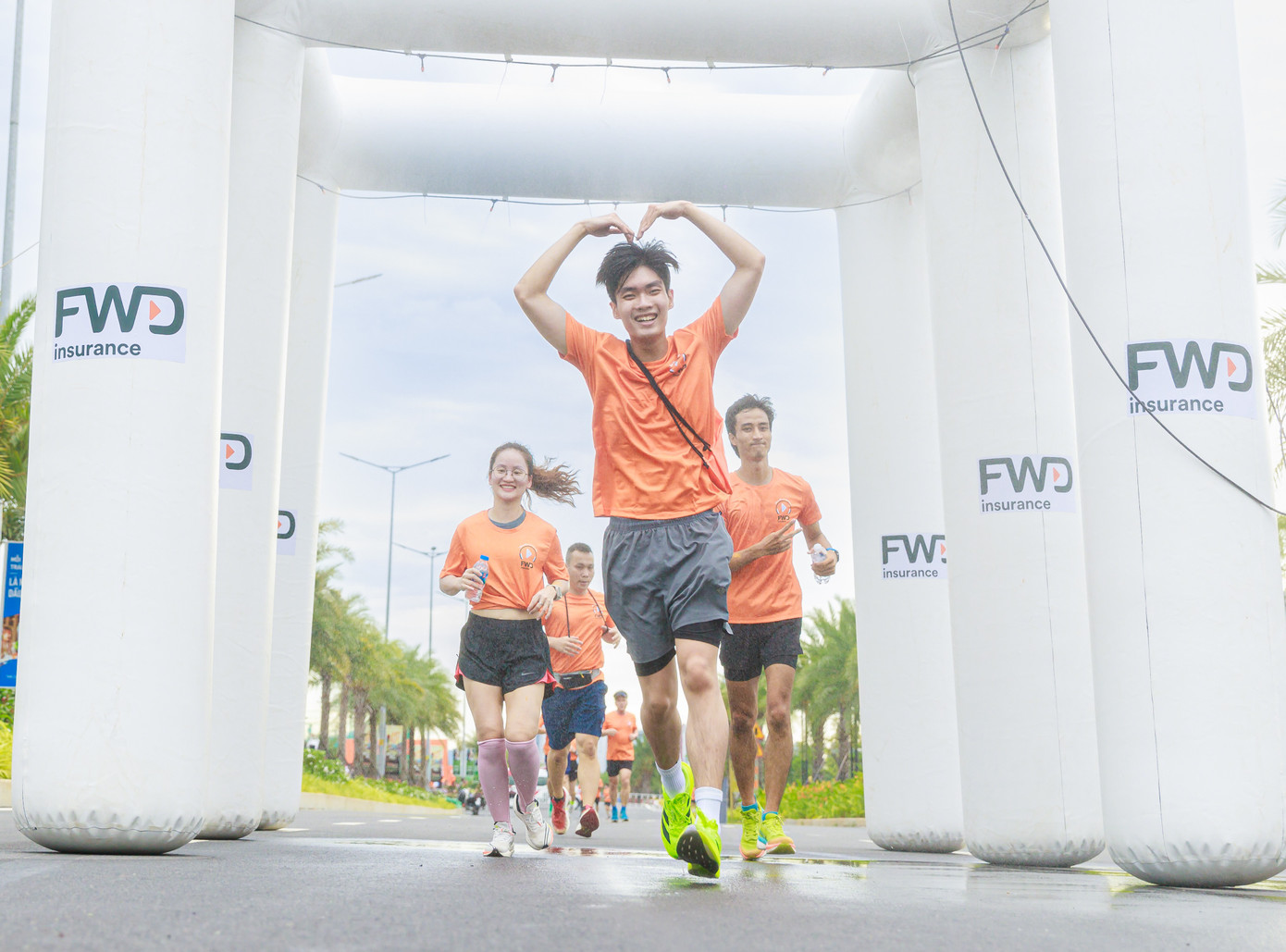 Các runner không chỉ chạy, họ cùng nhau tạo nên một dòng chảy năng lượng sôi động.