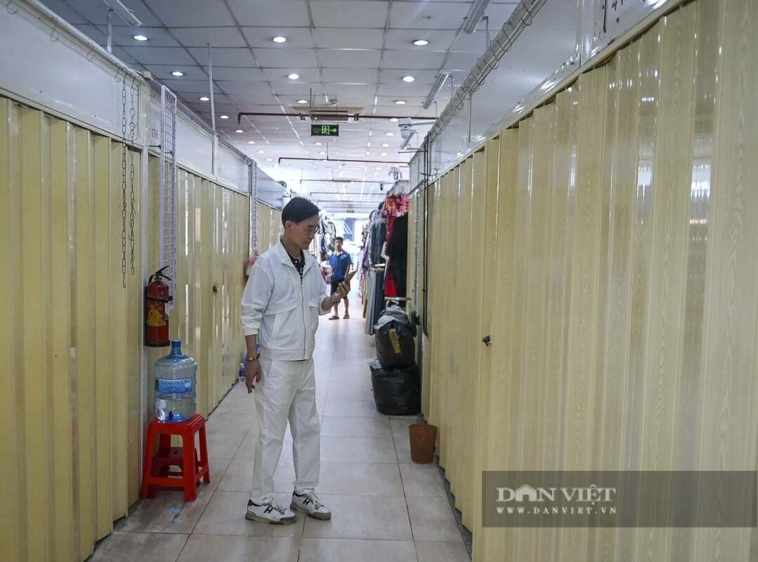 Quang cảnh một góc Trung tâm thương mại Sài Gòn Square, nhiều tiểu thương đóng cửa sạp kinh doanh. Ảnh: T.P